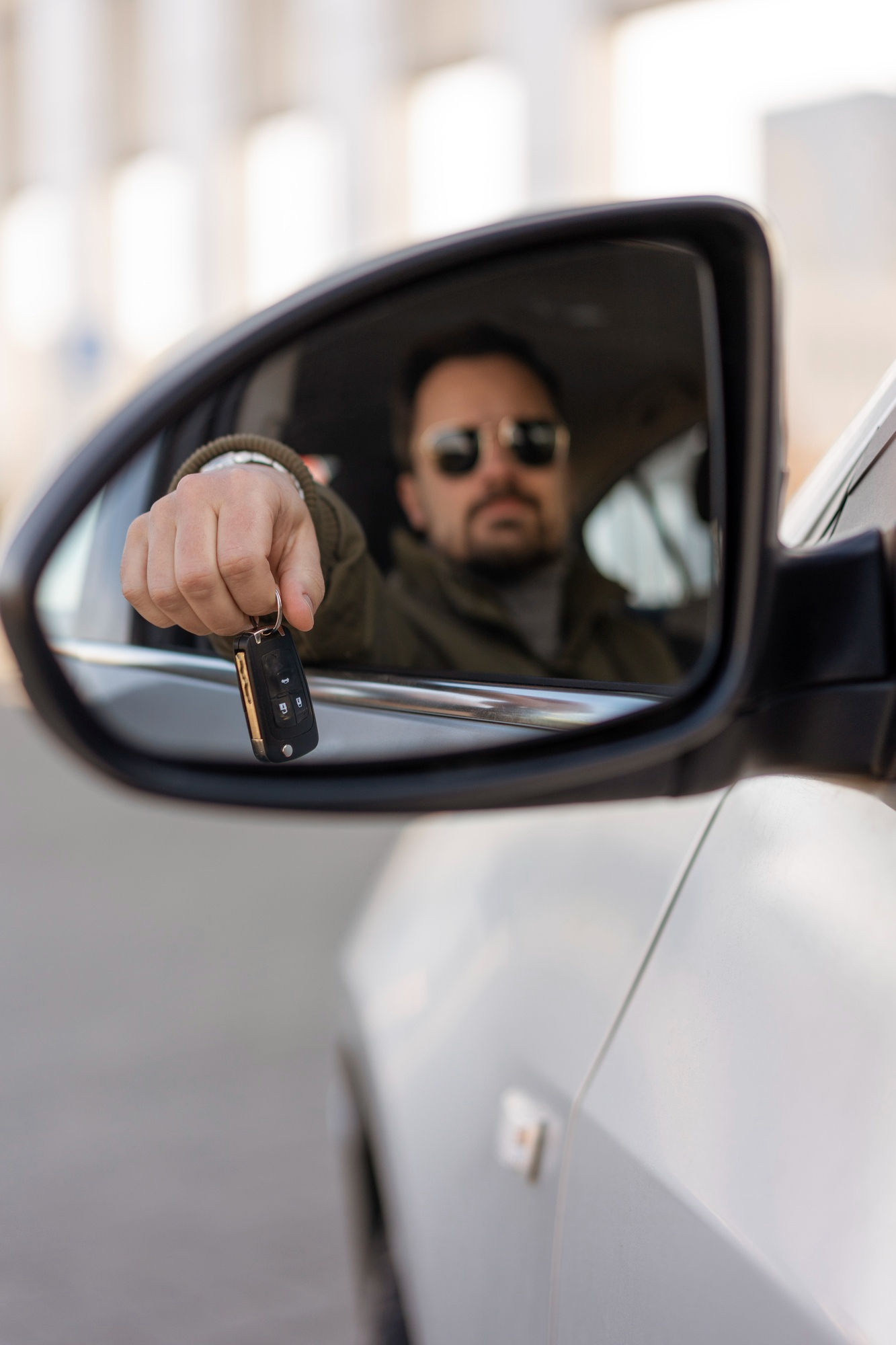 Un hombre con las llaves de su coche | Fuente: Freepik