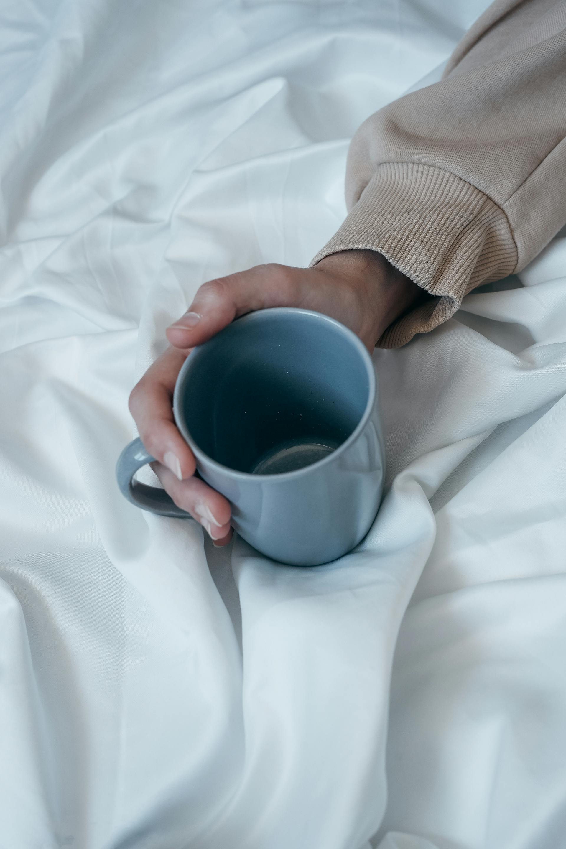 Un hombre con una taza de café en la mano | Fuente: Pexels