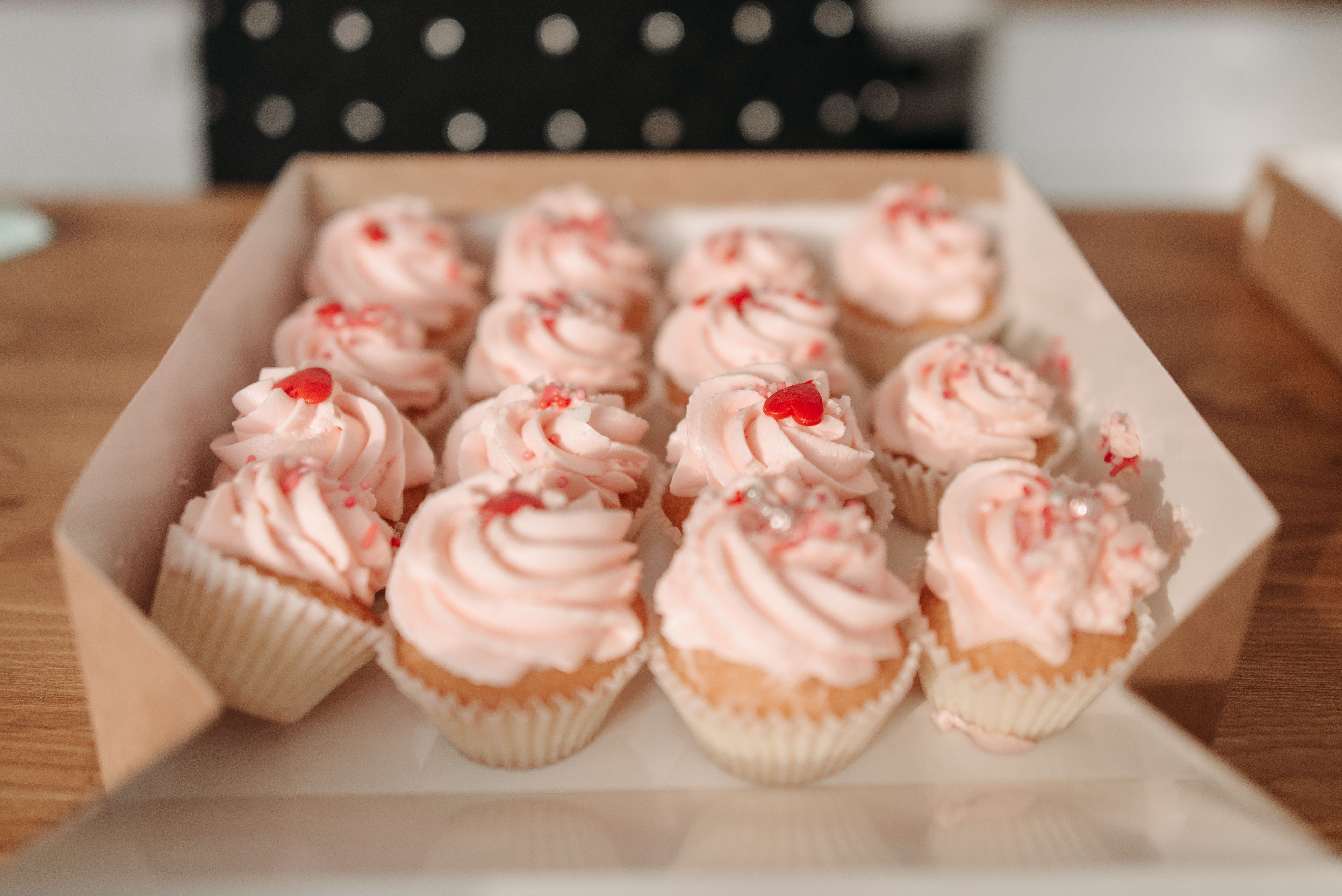Primo piano su una confezione di deliziosi cupcake | Fonte: Pexels