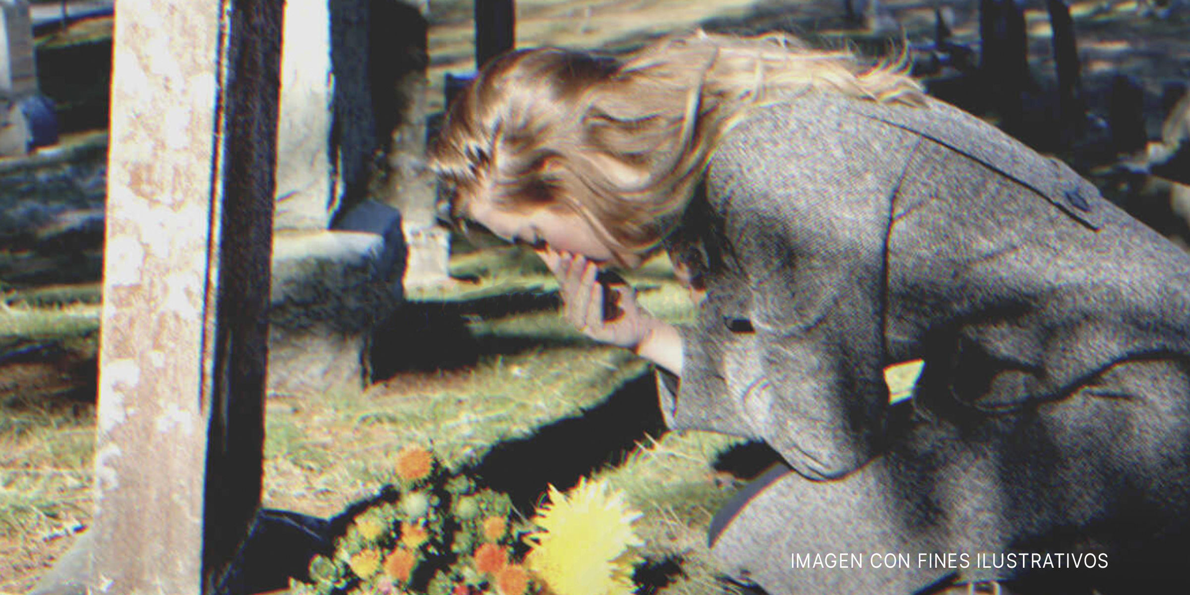 Mujer afligida cerca de una tumba | Foto: Flickr