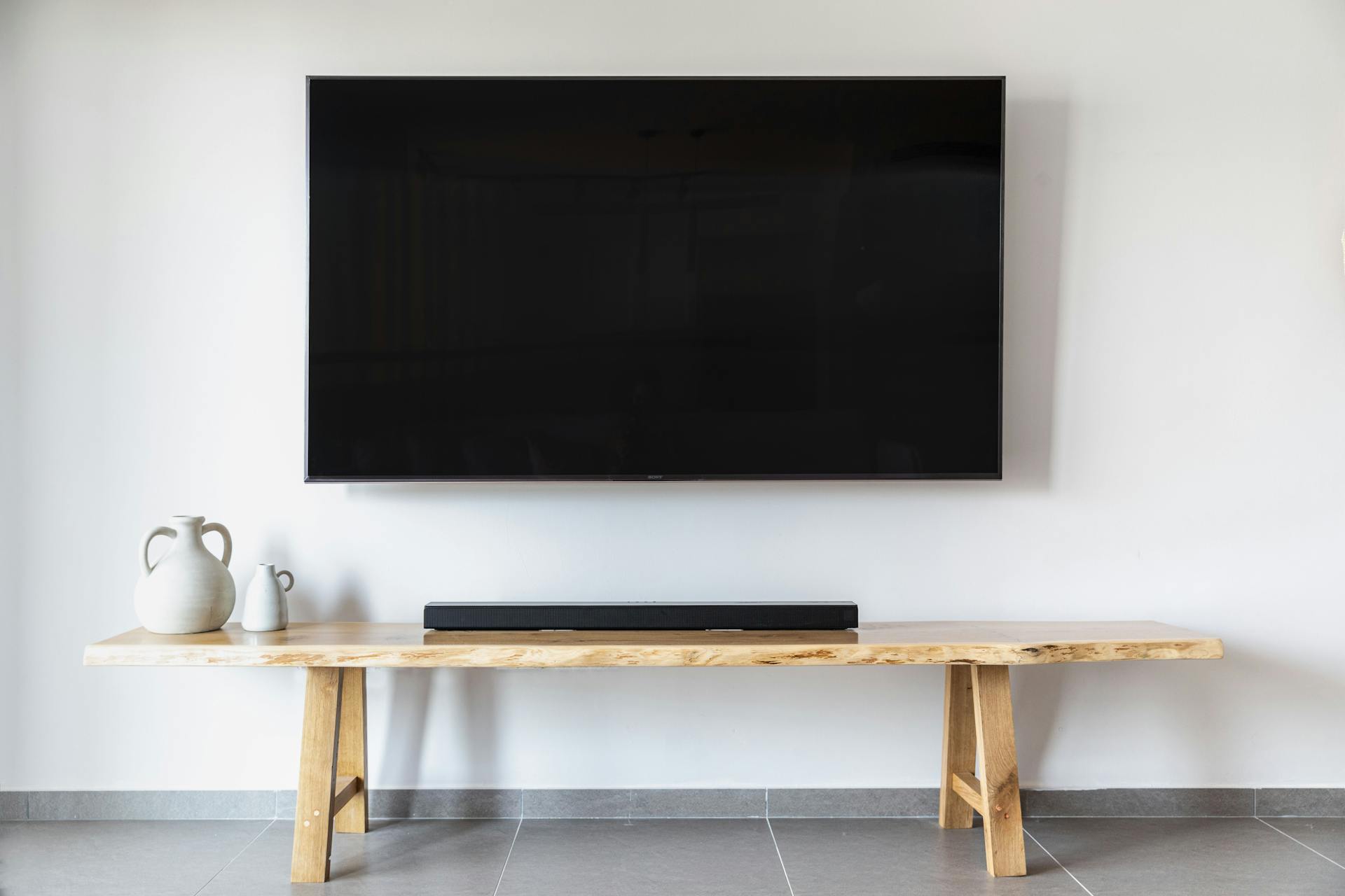 Un televisor de pantalla plana montado en la pared de una habitación | Fuente: Pexels