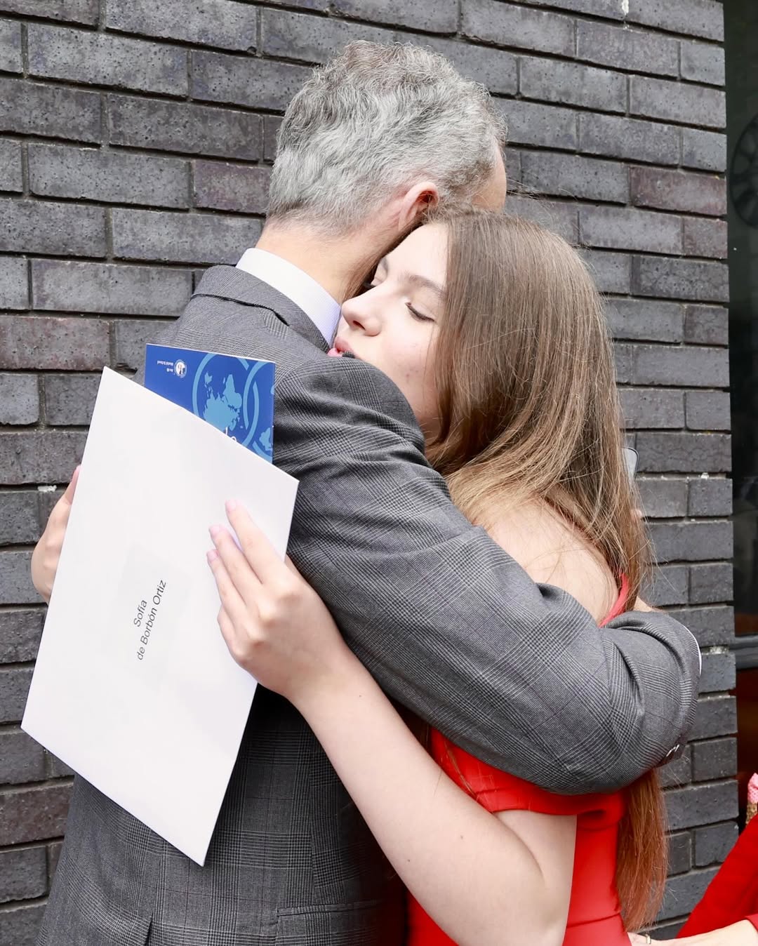 El rey de España, Felipe VI, abraza a su hija, la Infante Sofía, tras recibir su diploma de graduación de bachillerato. | Fuente: Instagram/casareal.es