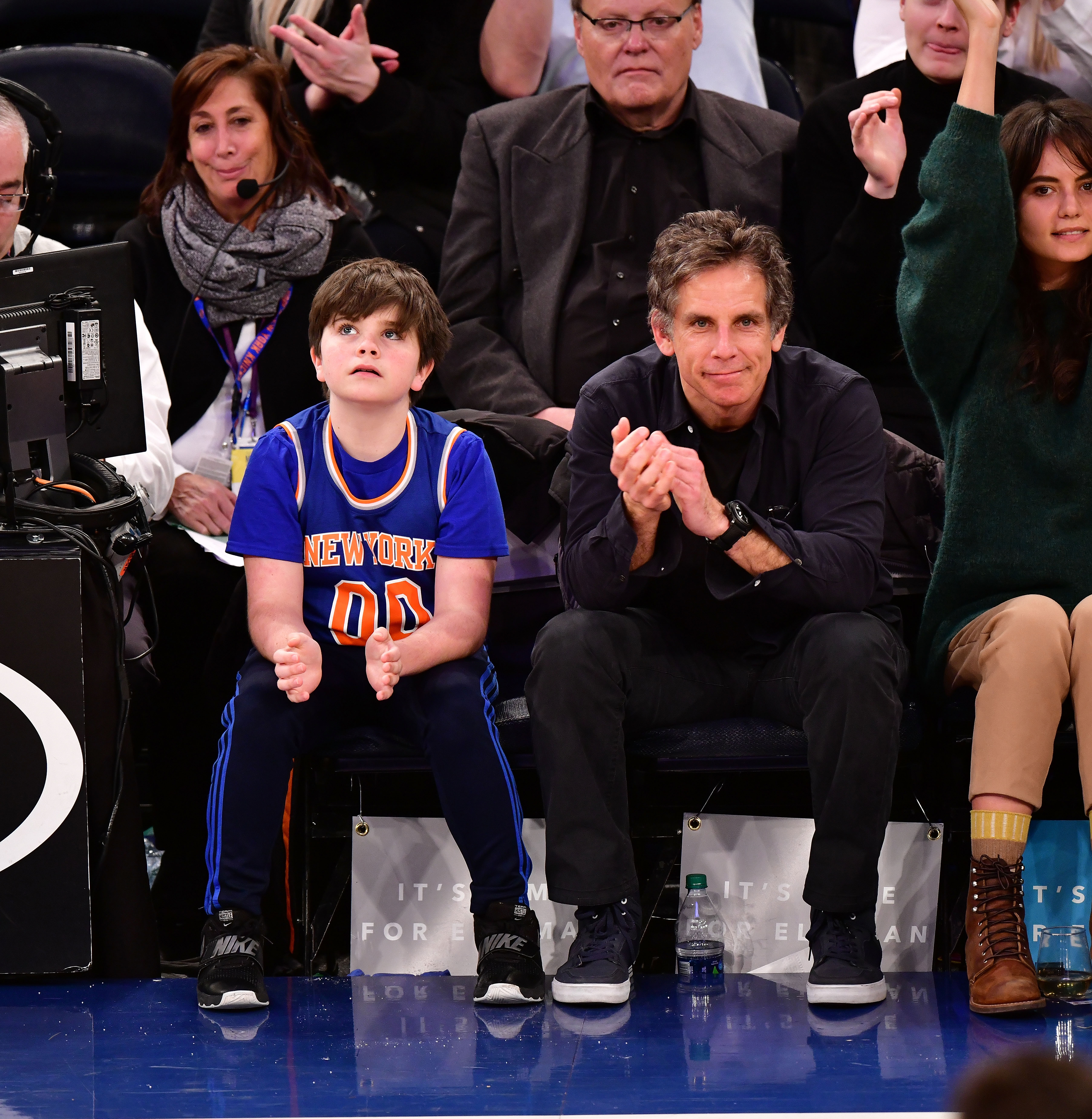 Quinlin Stiller y Ben Stiller asisten al partido entre los New York Knicks y los San Antonio Spurs en el Madison Square Garden el 2 de enero de 2018 en Nueva York | Fuente: Getty Images