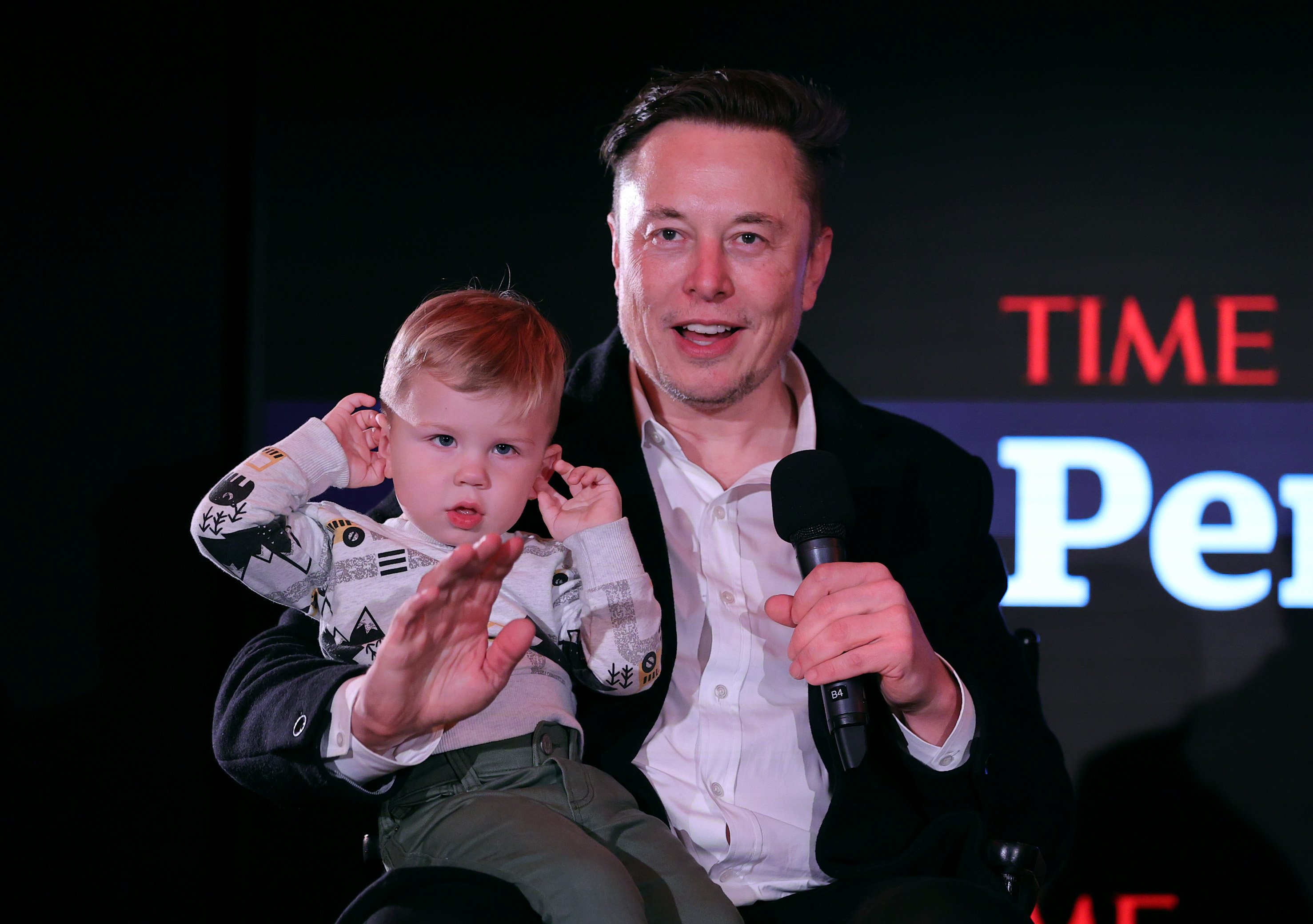 Elon Musk con uno de sus 12 hijos en el escenario TIME Person of the Year el 13 de diciembre de 2021 en Nueva York | Fuente: Getty Images