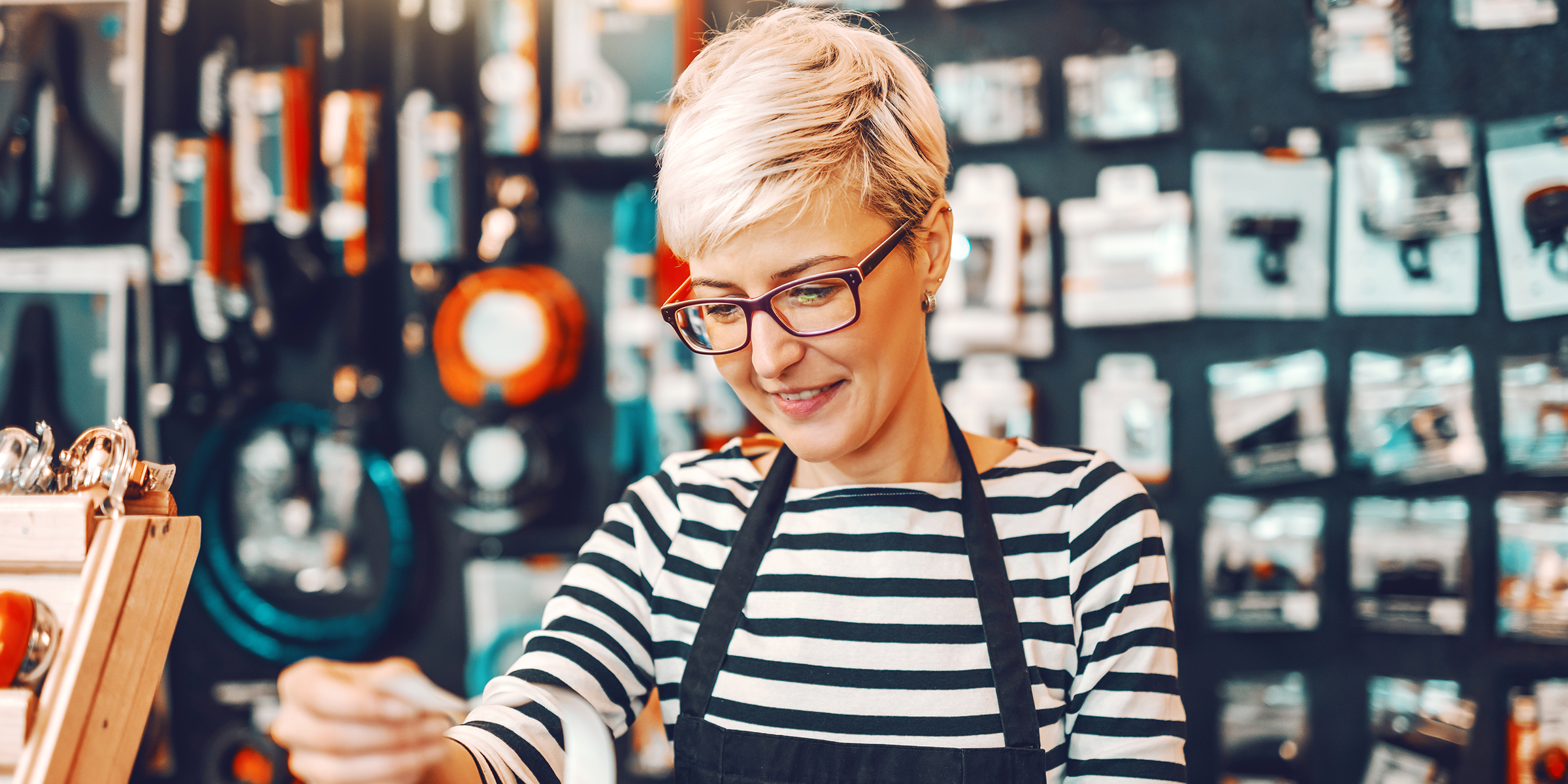 Una mujer trabajando en una tienda | Fuente: Shutterstock