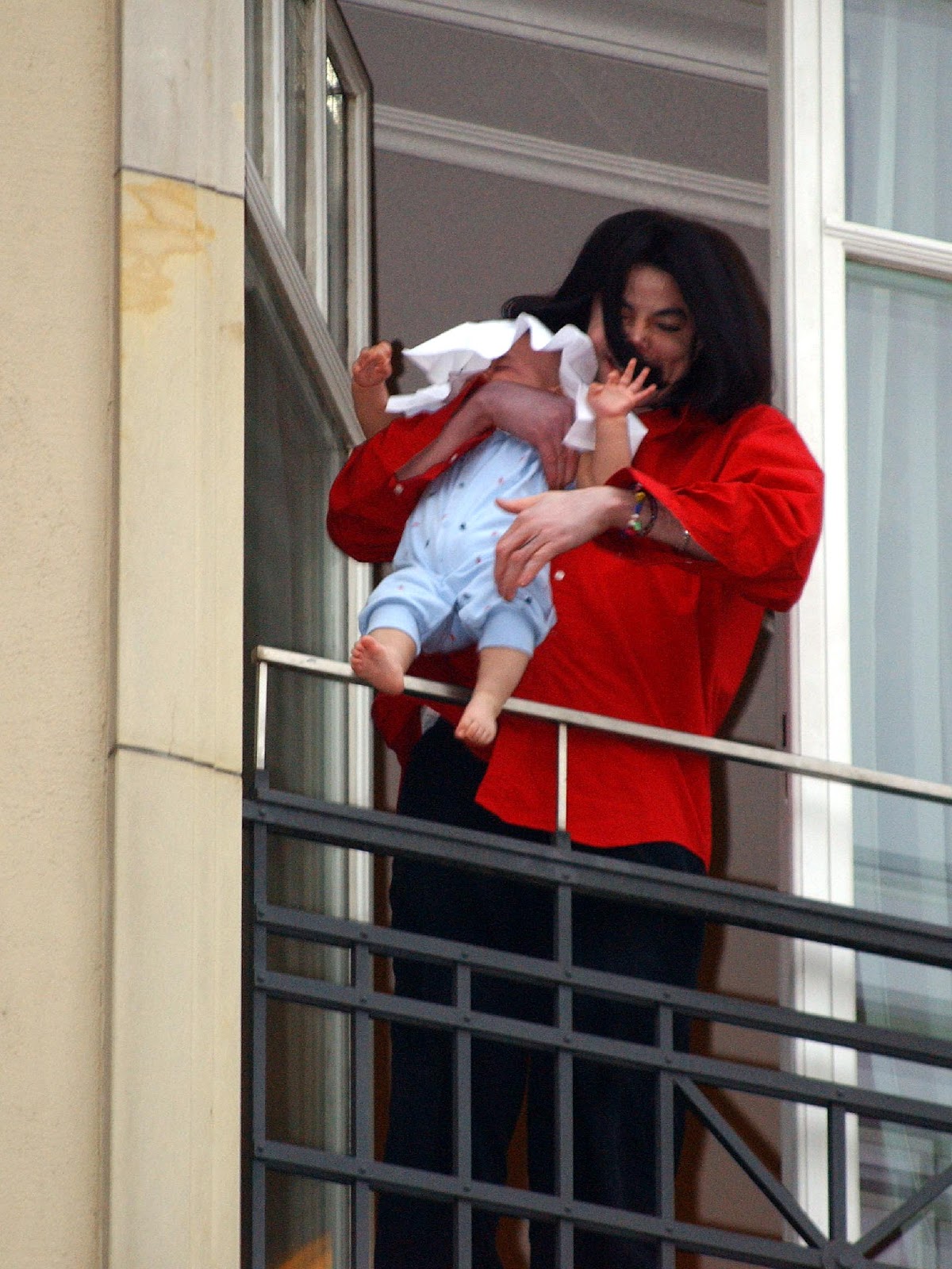 Michael Jackson sostiene a su hijo de ocho meses Prince Michael II en el balcón del Hotel Adlon | Fuente: Getty Images