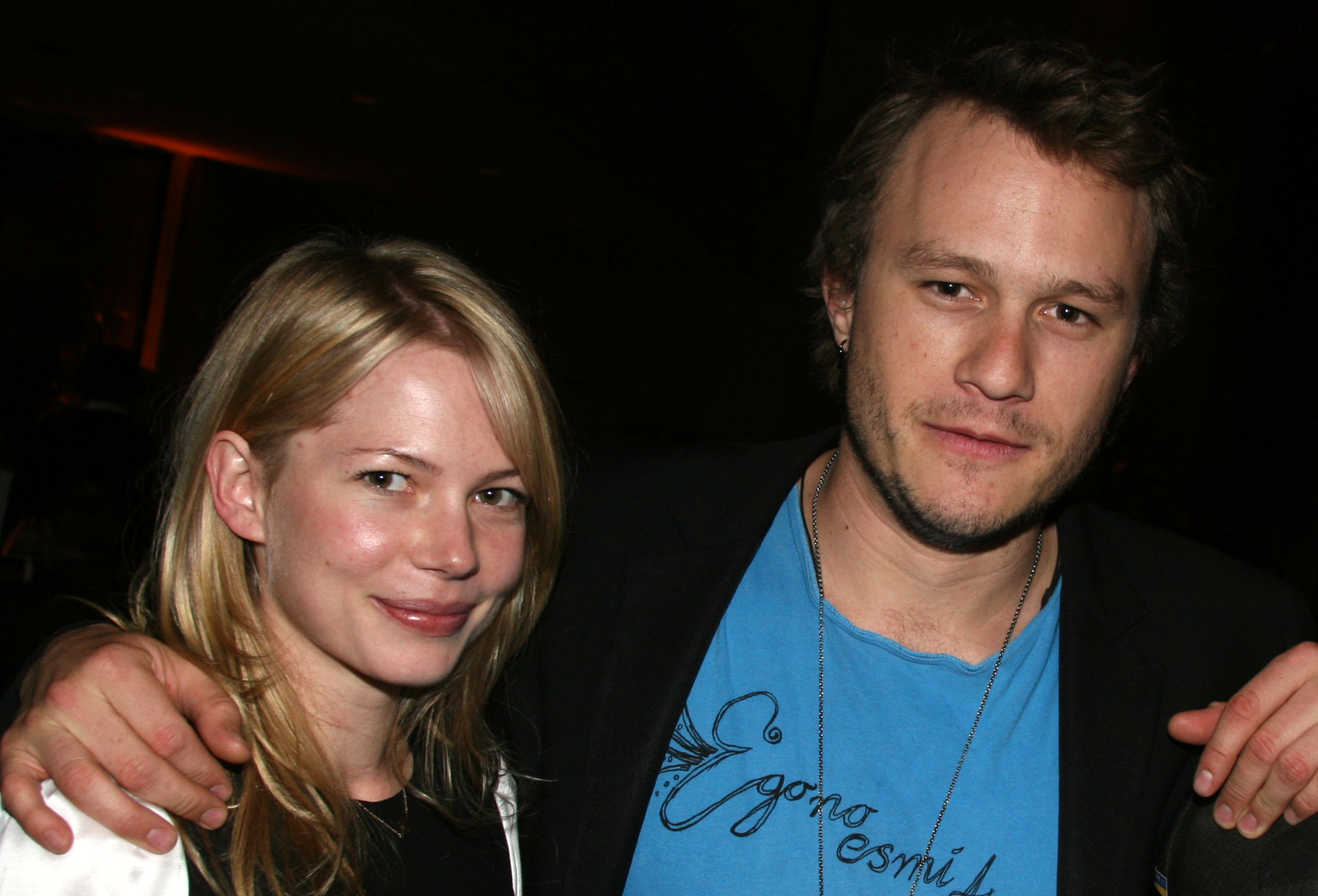 Michelle Williams y Heath Ledger durante el estreno de "Awake and Sing!" en 2006 | Fuente: Getty Images