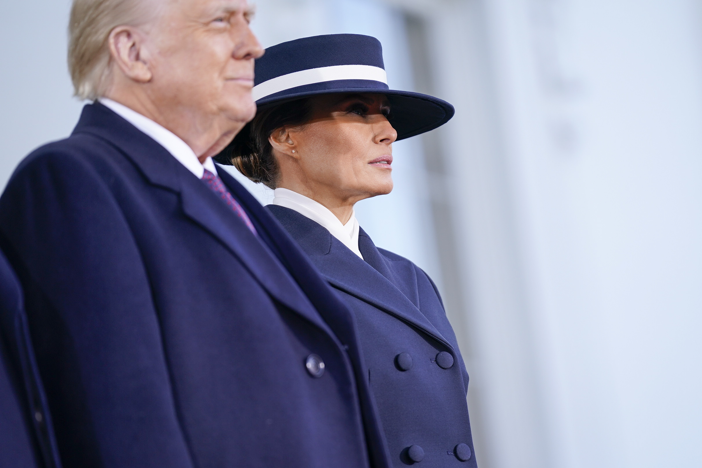 Donald y Melania Trump mirando durante su toma de posesión. | Fuente: Getty Images