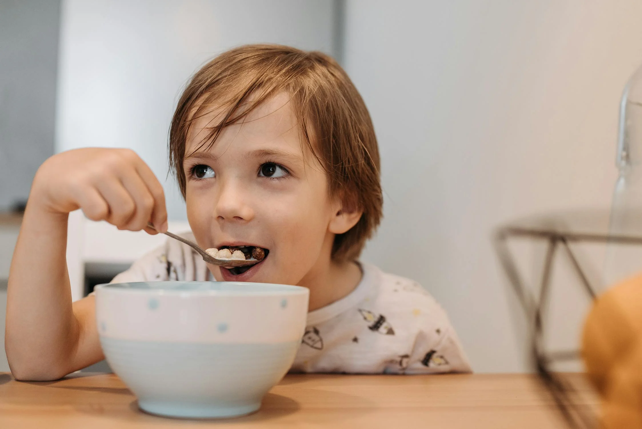 Un niño comiendo cereales | Fuente: Pexels