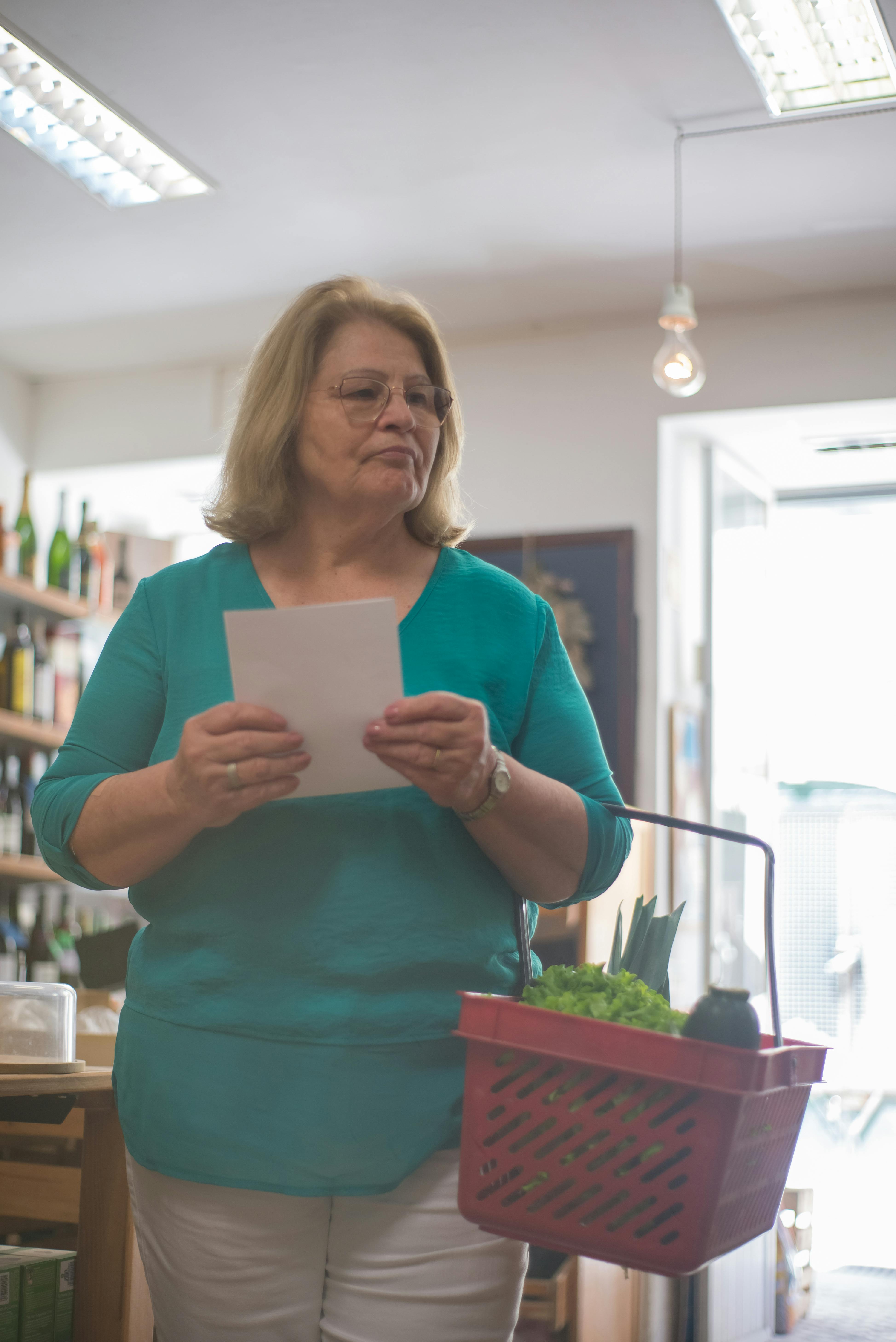 Mujer mayor comprando en un supermercado | Fuente: Pexels
