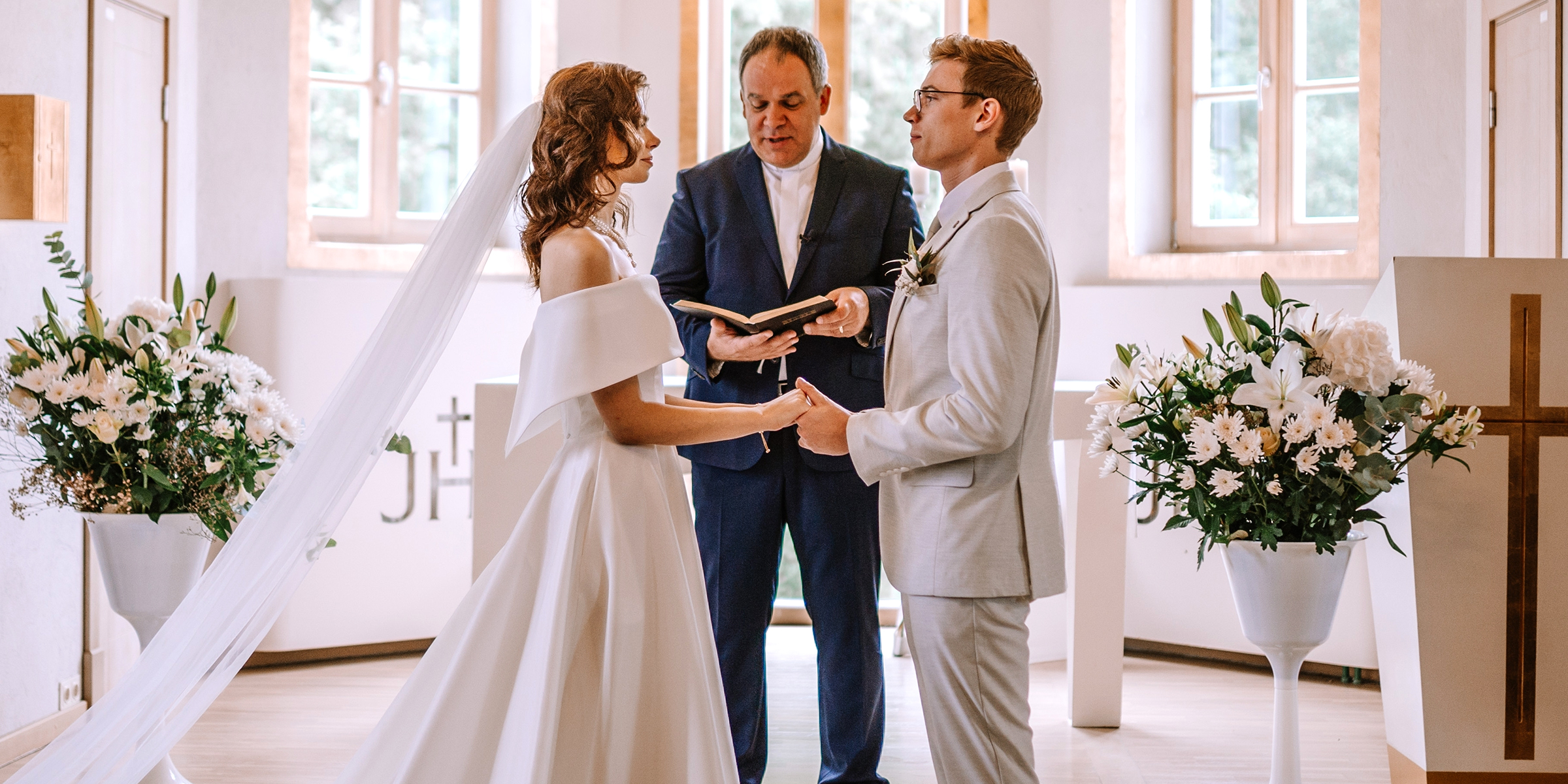 Pareja en el altar frente al sacerdote | Fuente: Shutterstock