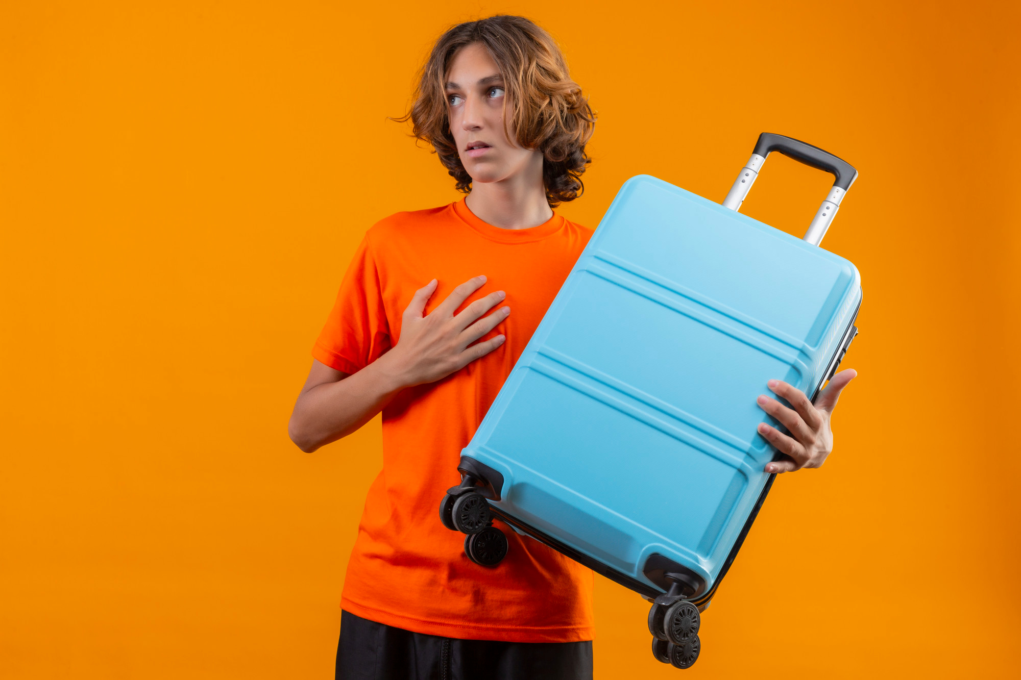 Un hombre llevando su bolsa de equipaje | Fuente: Freepik