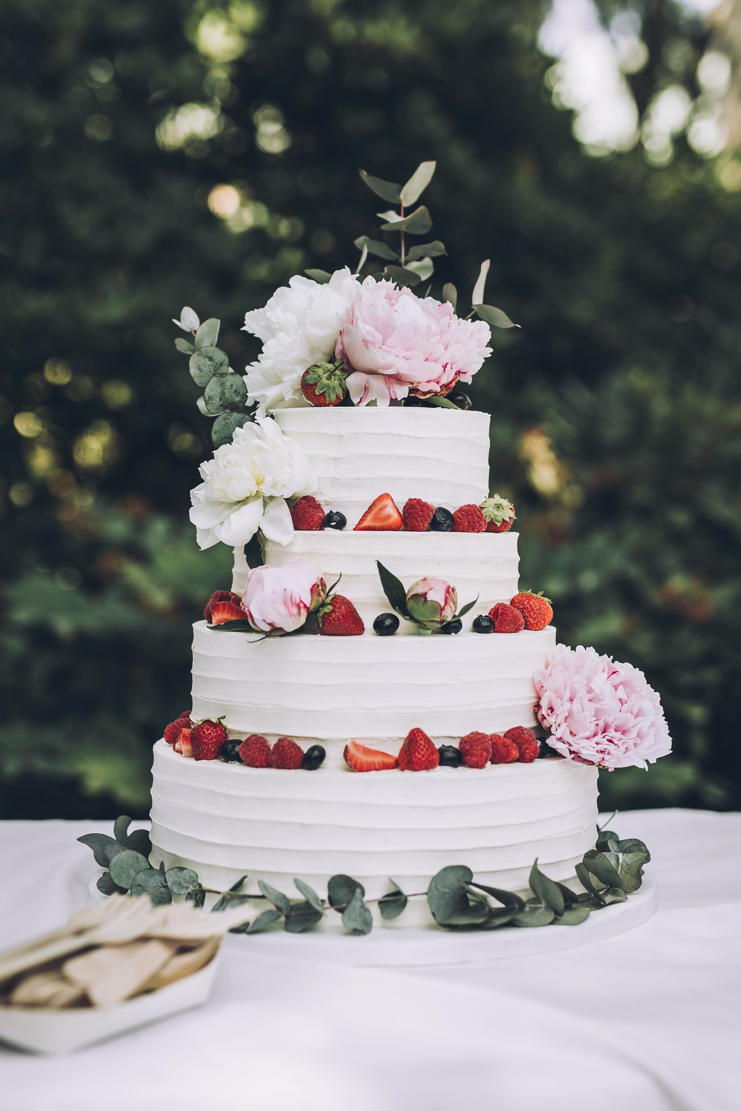 Pastel de boda blanco con frutas | Fuente: Unsplash