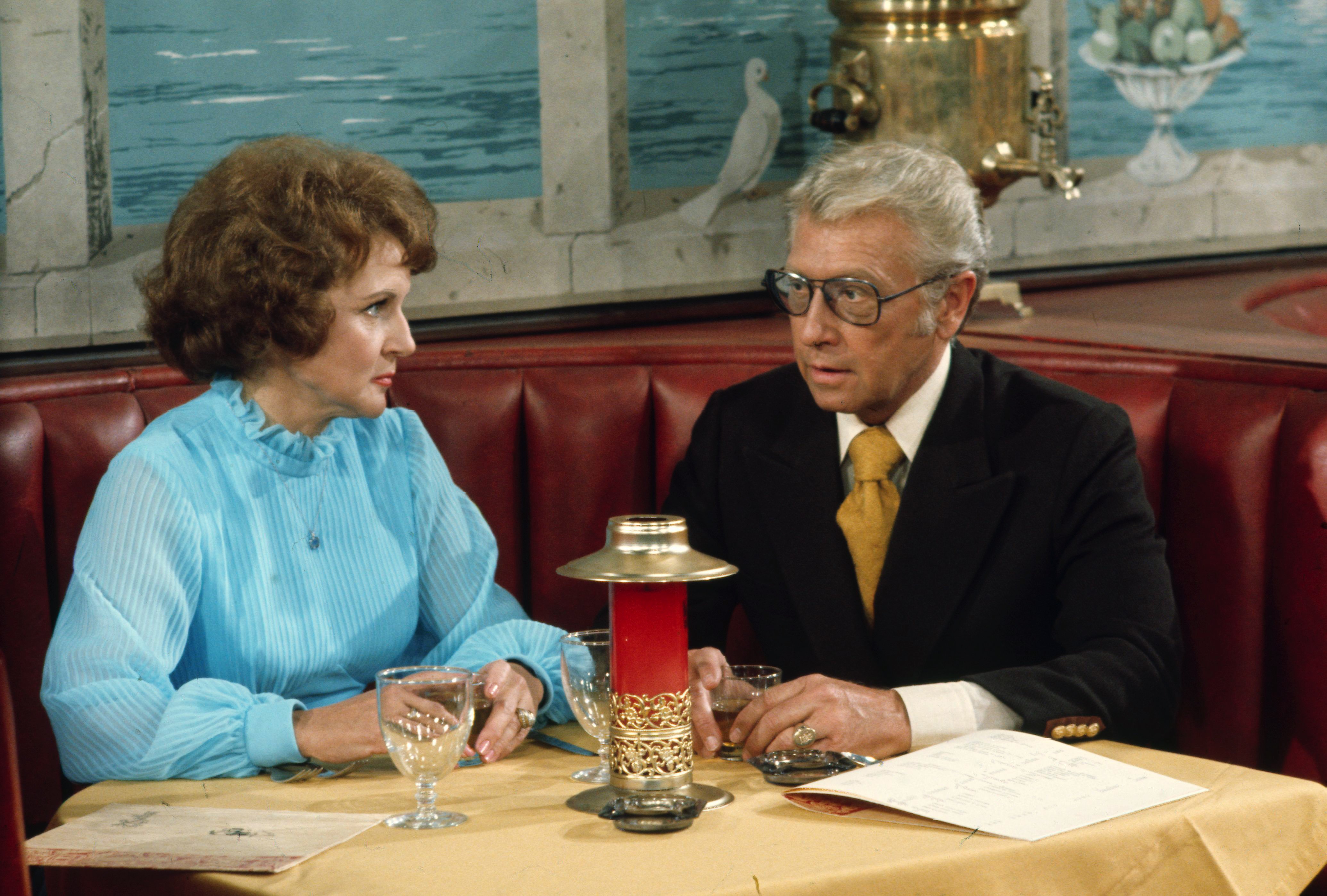 Betty White y Allen Ludden en Estados Unidos en 1972. | Foto: Getty Images 