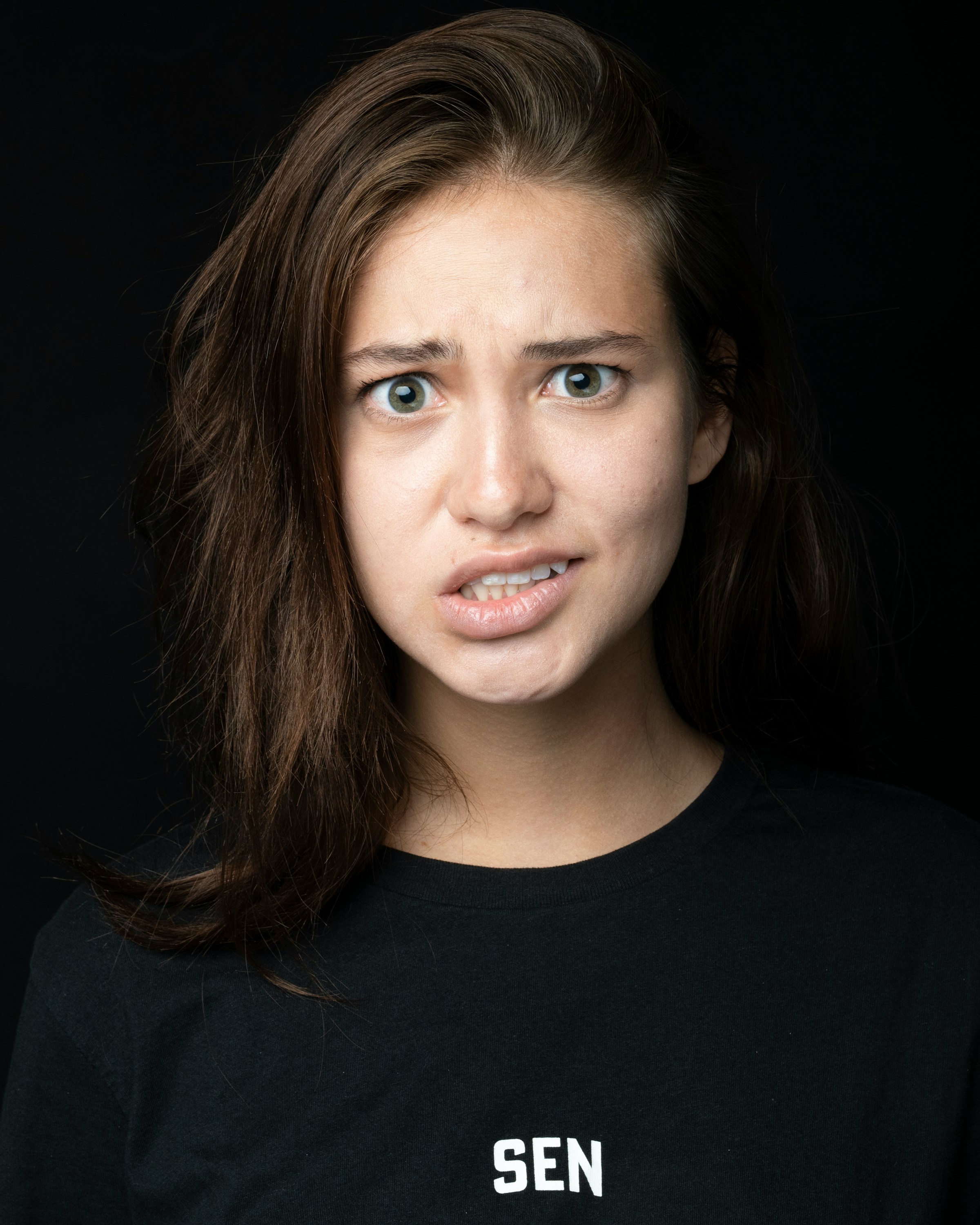 Una mujer haciendo muecas | Fuente: Unsplash