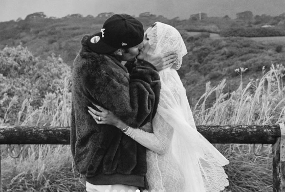 Justin y Hailey Bieber durante la sesión de fotos de su embarazo, de un post fechado el 9 de mayo de 2024 | Fuente: Instagram/justinbieber