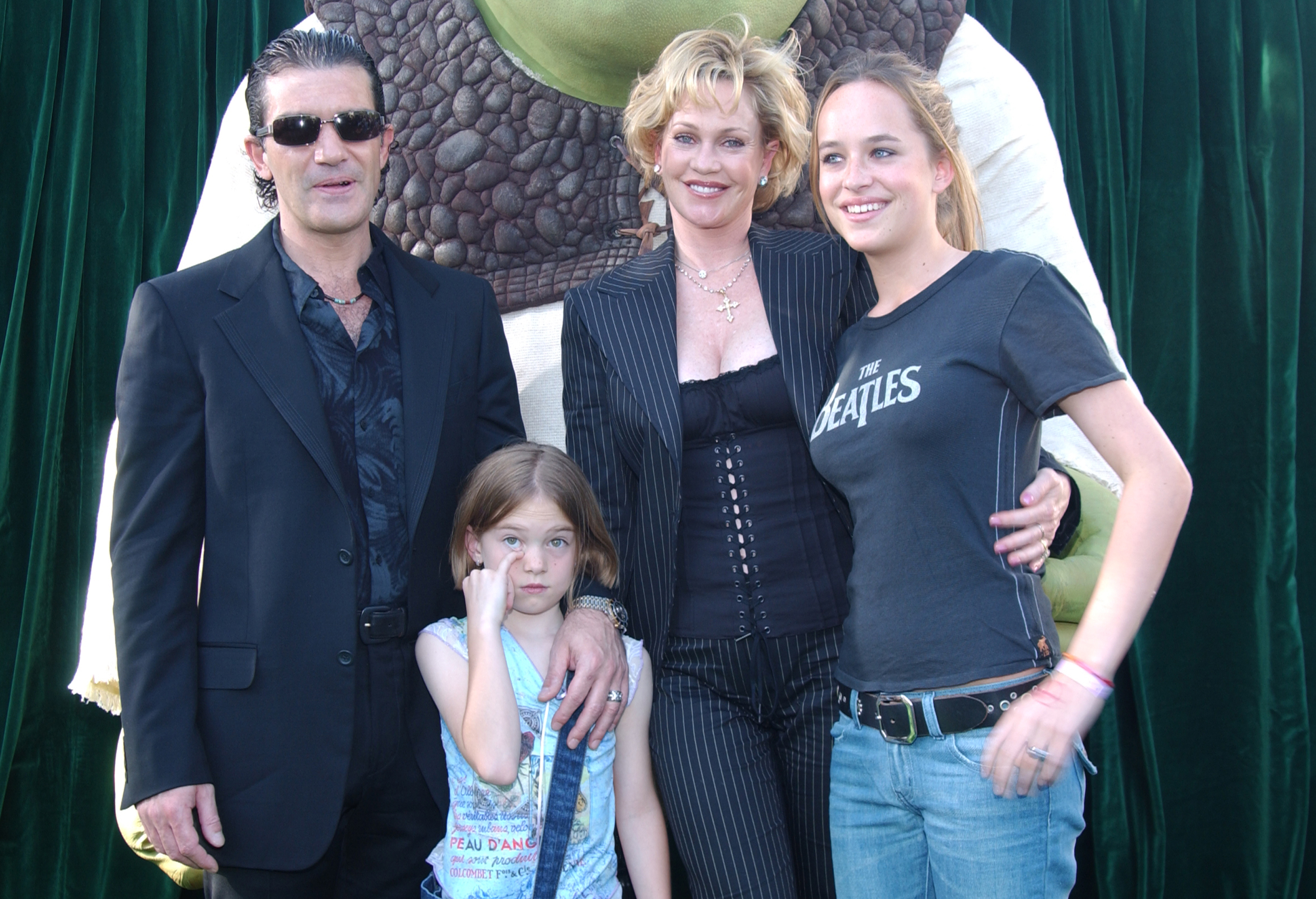 Antonio Banderas, Melanie Griffith, Stella Banderas y Dakota Johnson en el estreno de "Shrek 2" en Los Ángeles el 8 de mayo de 2004 | Fuente: Getty Images