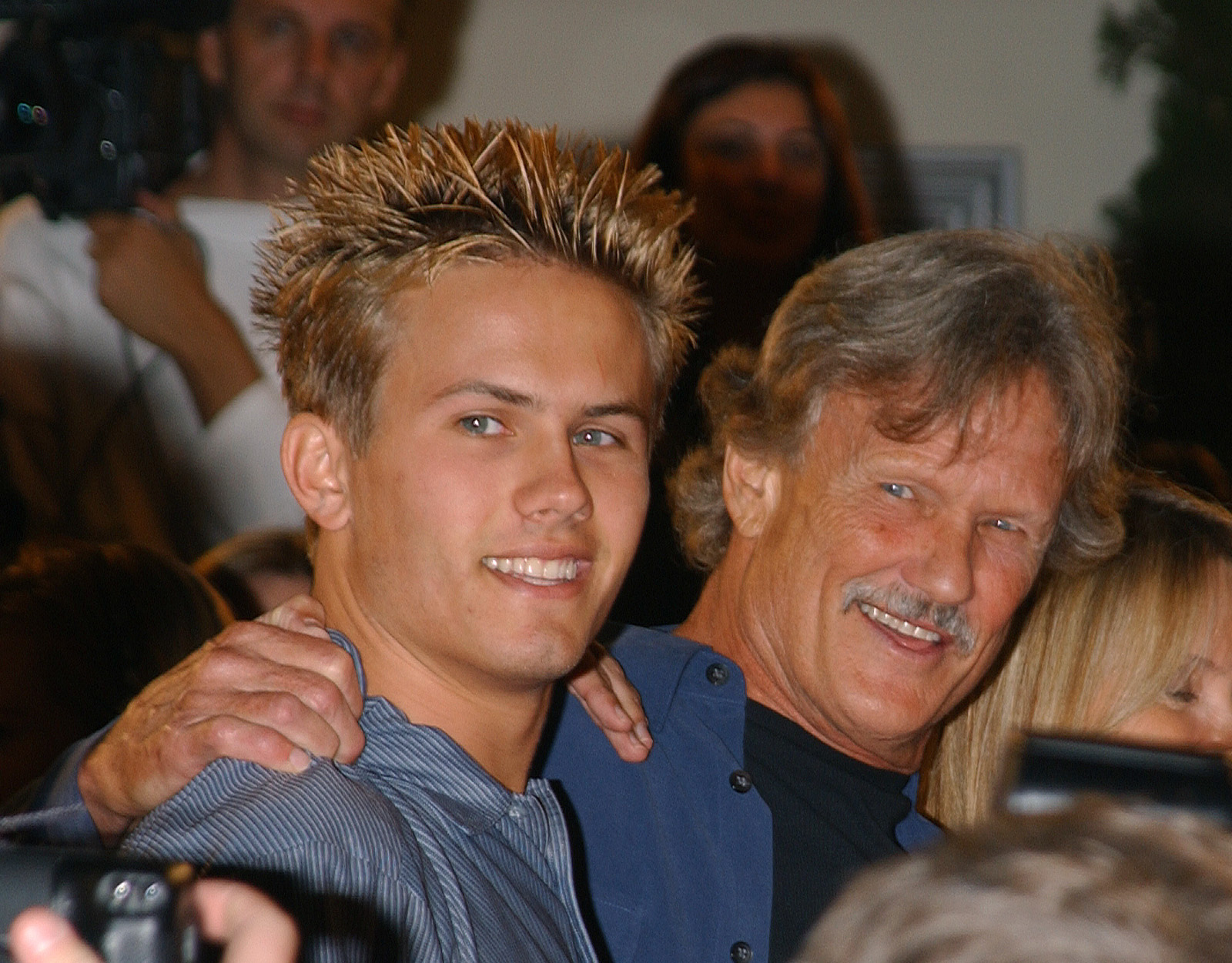 Kris y Johnny Kristofferson en el estreno de "The Transporter" el 2 de octubre de 2002, en Los Ángeles, California. | Fuente: Getty Images