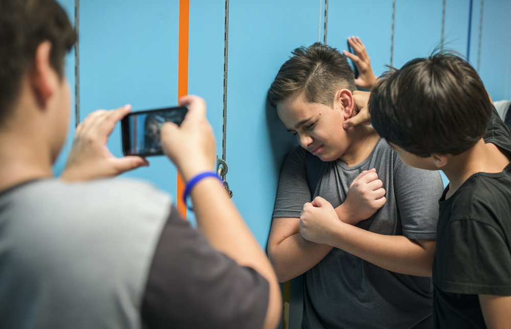 Matones atacan a un compañero en la escuela. | Foto: Shutterstock