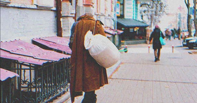 Un hombre sin hogar caminando por la calle | Foto: Shutterstock