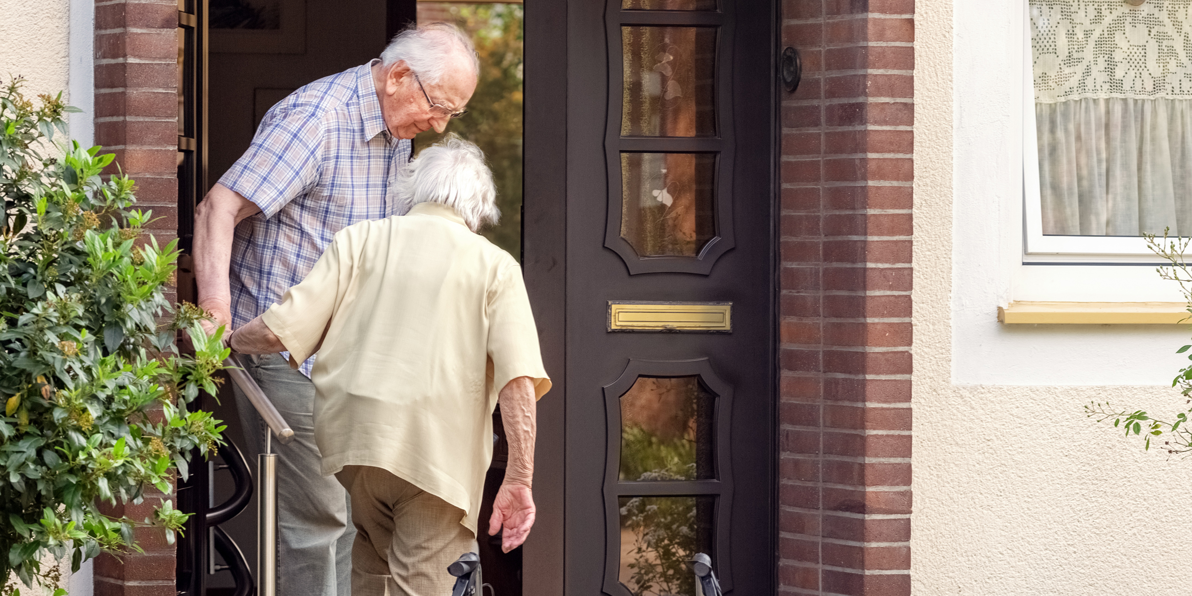 Una pareja de ancianos subiendo las escaleras | Fuente: Shutterstock