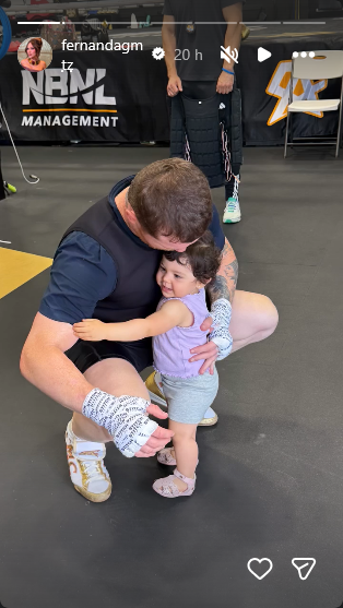 Saúl Canelo Álvarez abrazando a su bebé Eva Victoria en el gimnasio | Fuente: Instagram Stories/canelo