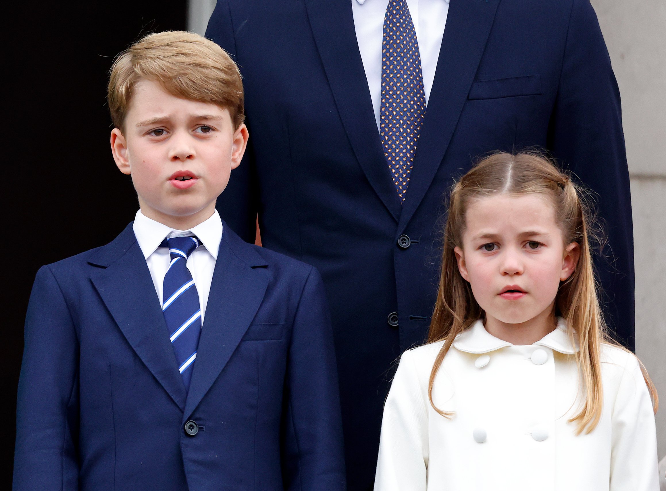 El príncipe George de Cambridge y la princesa Charlotte de Cambridge en el balcón del Palacio de Buckingham tras el Concurso de Platino el 5 de junio de 2022 en Londres, Inglaterra | Foto: Getty Images