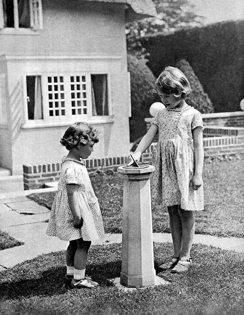 La princesa Elizabeth II (futura reina de Gran Bretaña) y su hermana, la princesa Margaret, en 1933, en Gales. | Foto: Getty Images