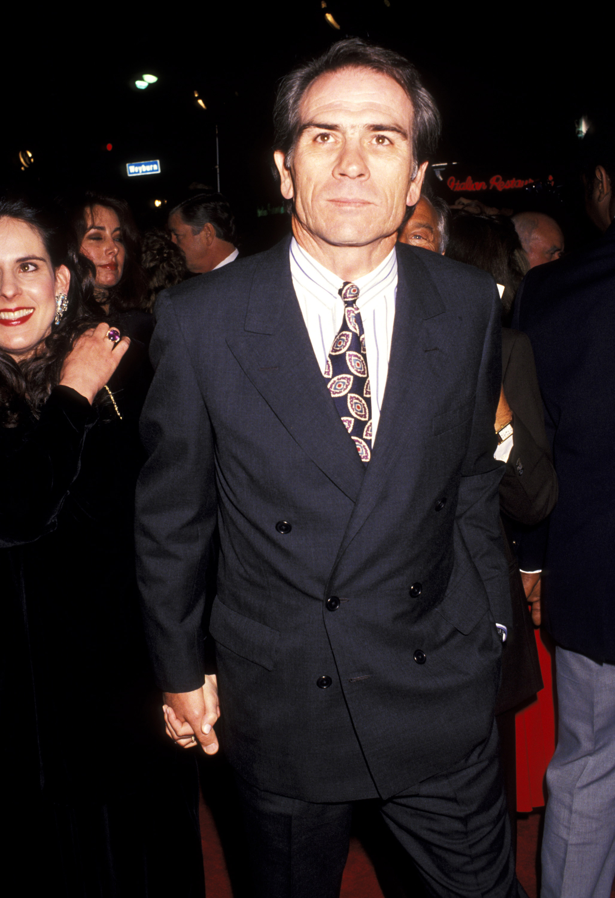 Tommy Lee Jones durante el estreno de "JFK" en Westwood, California, hacia 1991. | Fuente: Getty Images