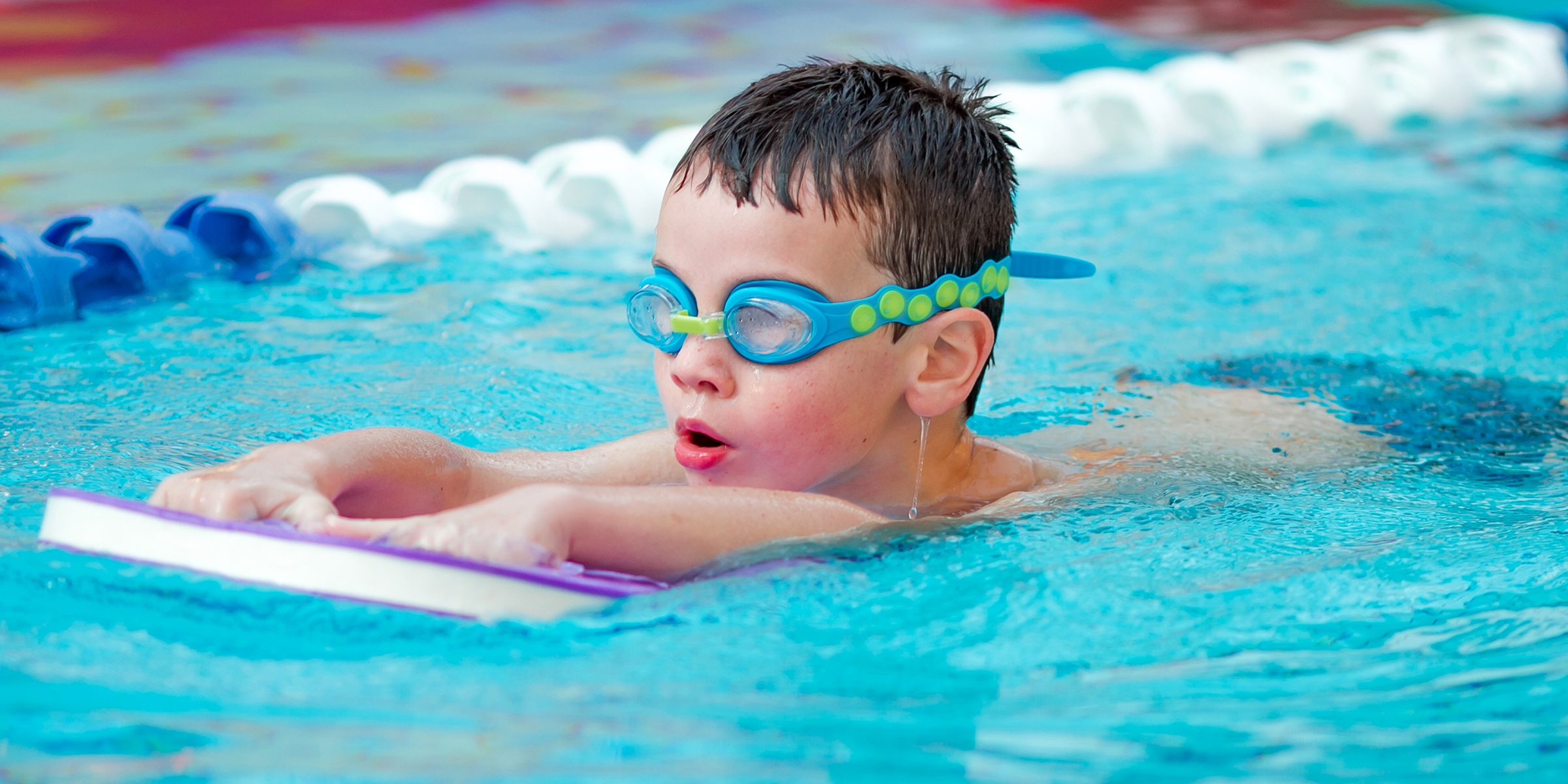 Un niño nadando | Fuente: Shutterstock