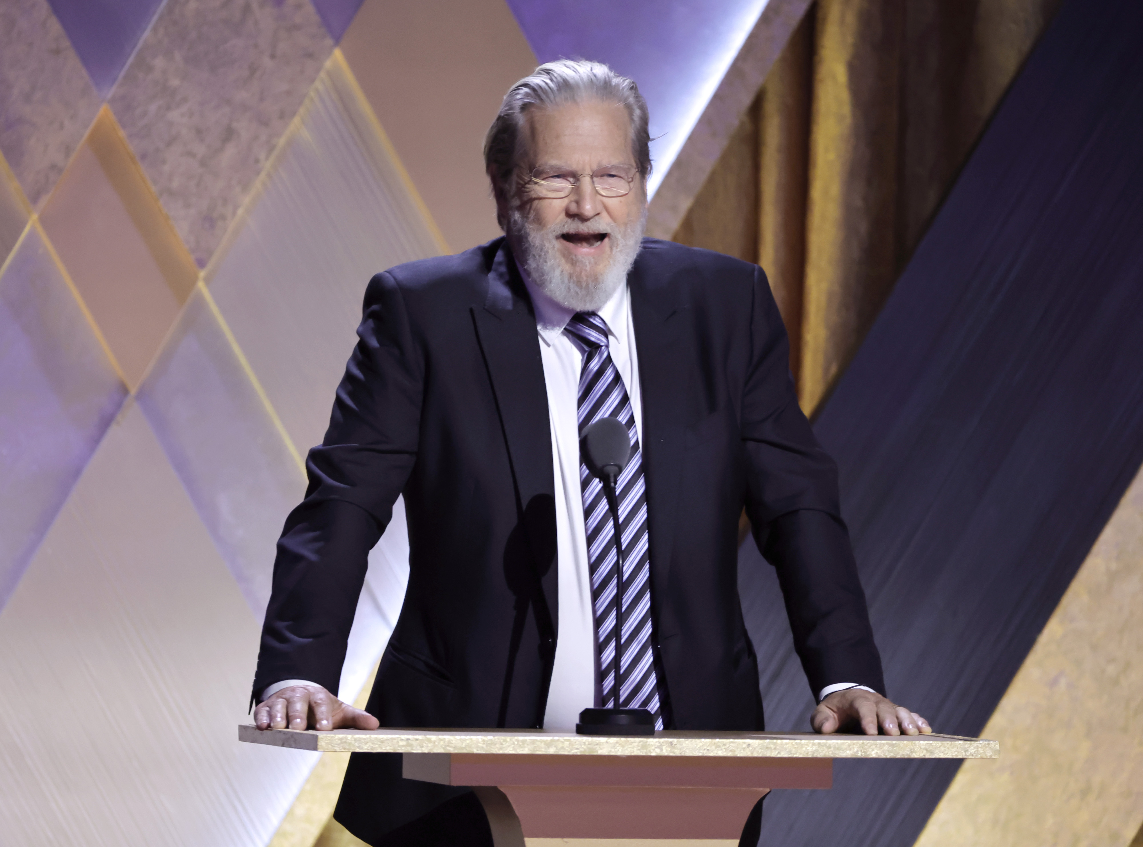 Jeff Bridges habla en el escenario durante la 13ª edición de los Premios de los Gobernadores de la Academia de las Artes y las Ciencias Cinematográficas en Los Ángeles, California, el 19 de noviembre de 2022 | Fuente: Getty Images