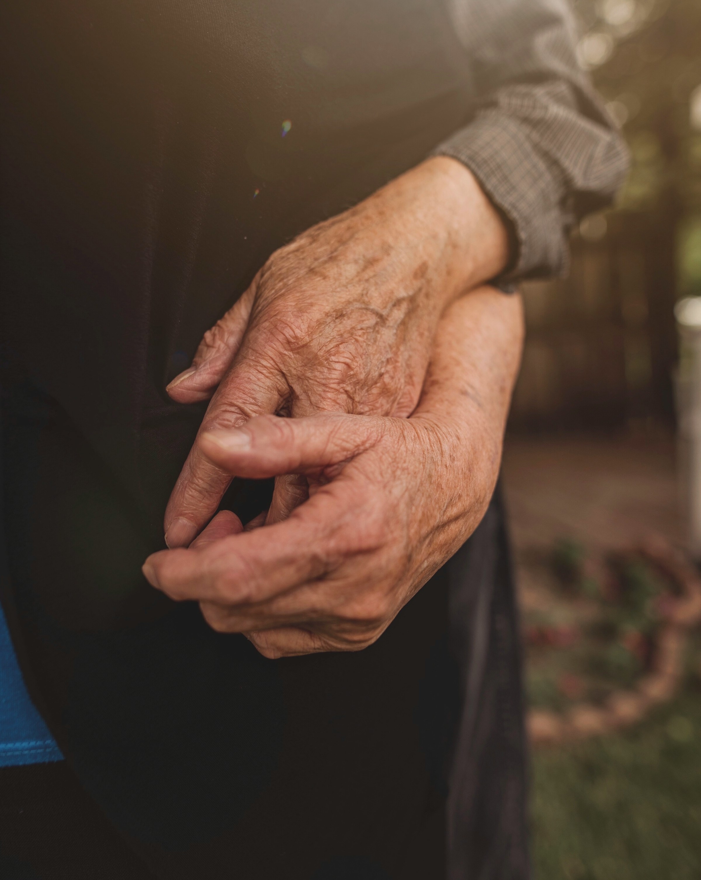 Una pareja de ancianos cogidos de la mano | Fuente: Unsplash