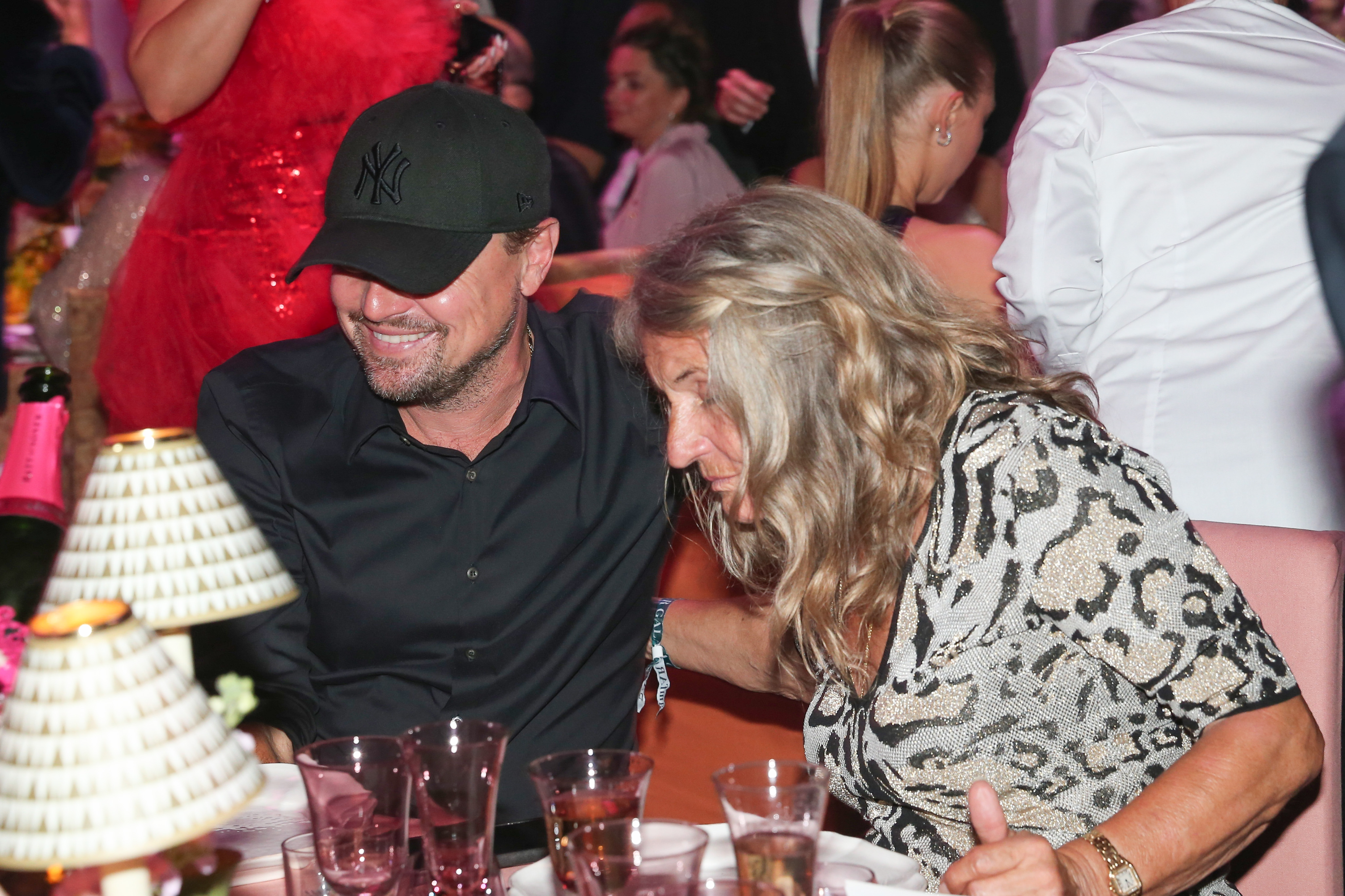 Leonardo DiCaprio y su madre Irmelin Indenbirken asisten a la Gala amfAR de Cannes el 26 de mayo de 2022 en Cap d'Antibes, Francia | Foto: Getty Images