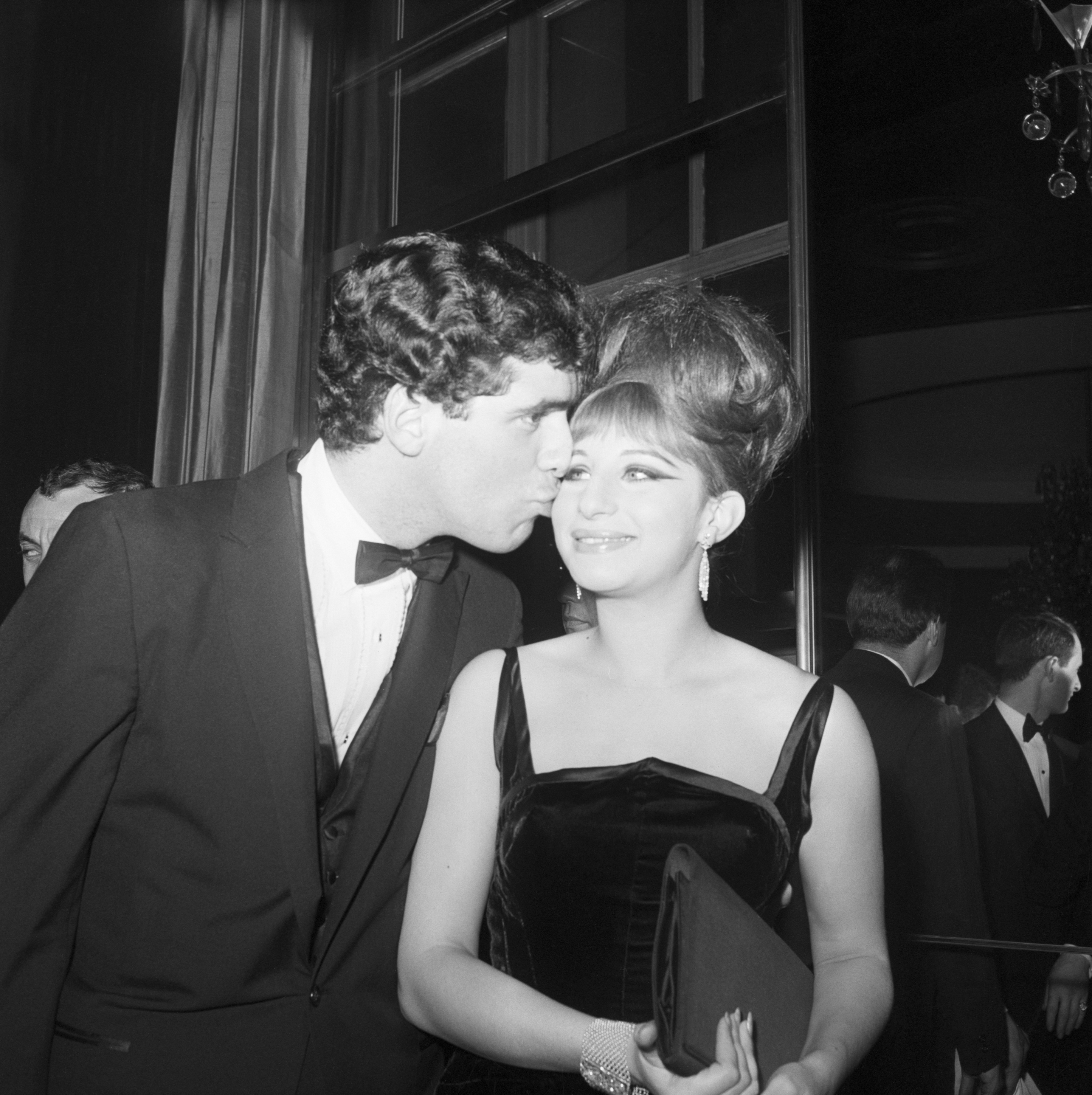 Barbra Streisand se casó muy joven con su primer marido, el actor Elliot Gould. | Fuente: Getty Images