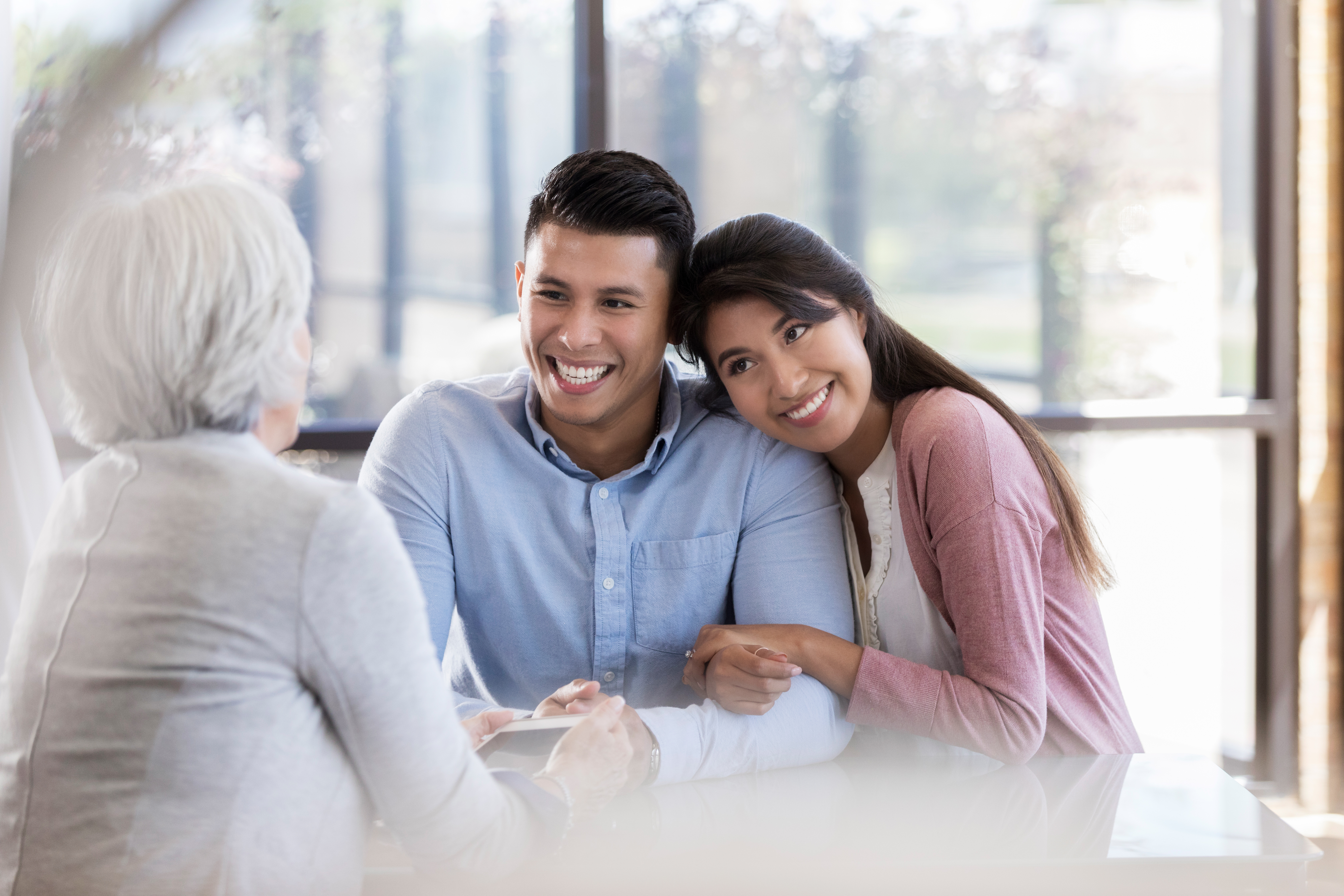 Una joven pareja habla con un organizador de bodas | Fuente: Getty Images