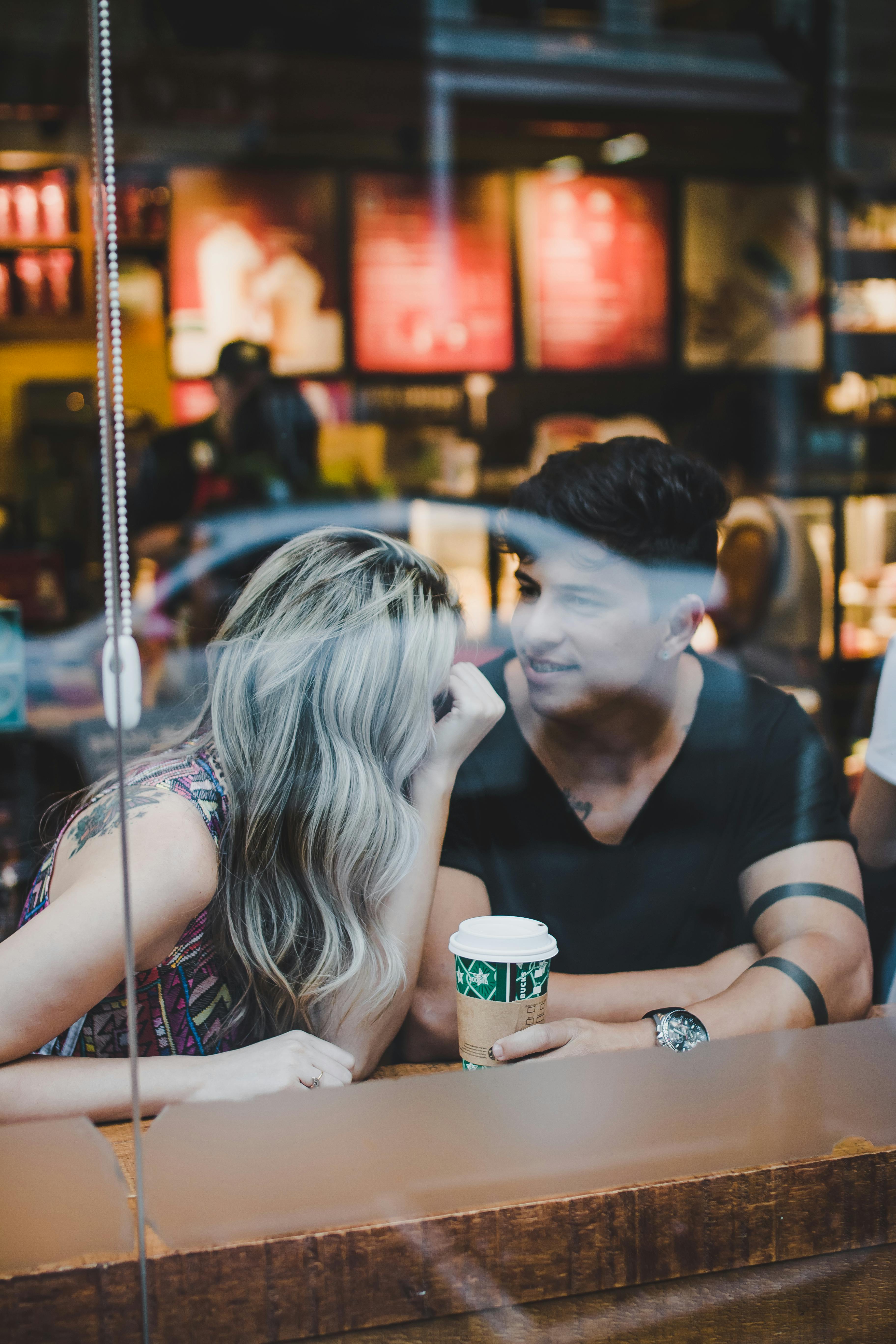 Una pareja feliz tomando unas bebidas en un centro comercial | Fuente: Pexels