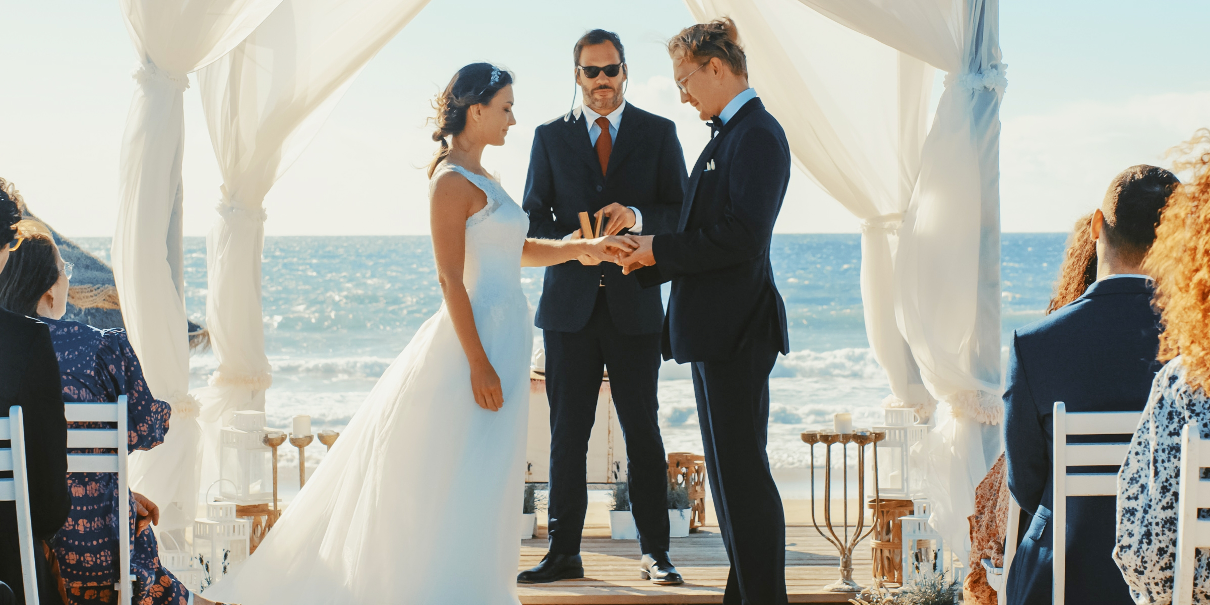 Una novia y un novio ante el altar | Fuente: Shutterstock