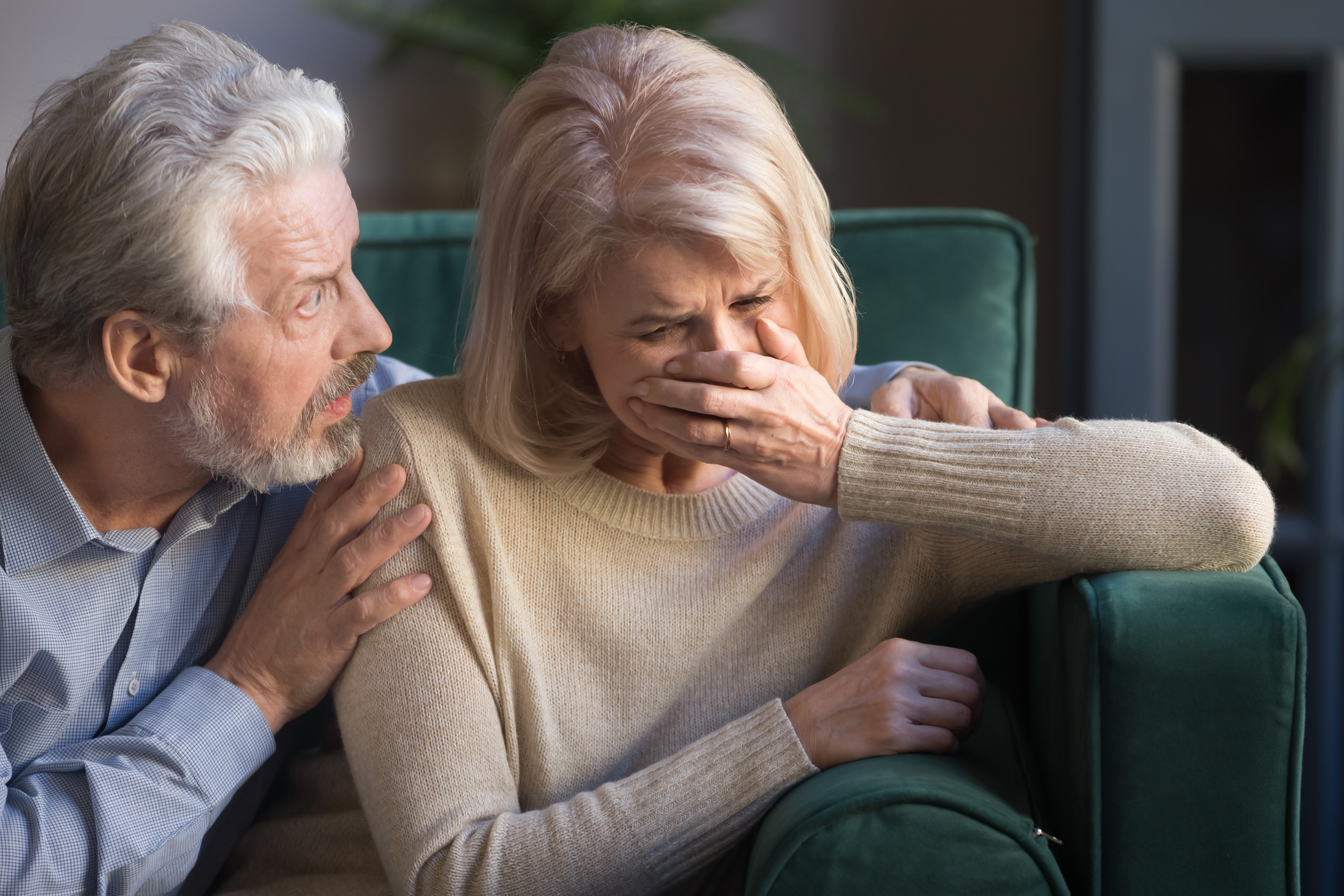 Hombre consuela a una mujer que llora | Foto: Shutterstock