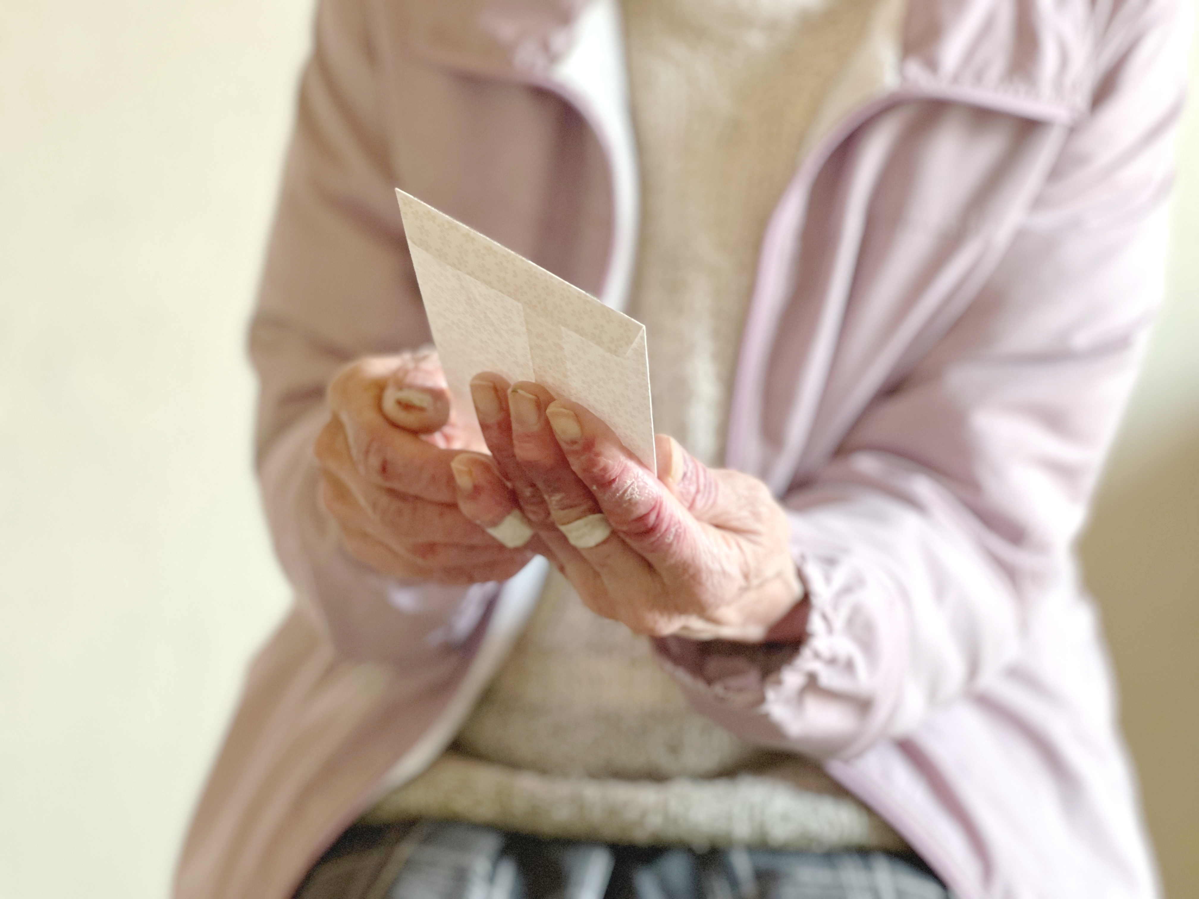 Anciana con un sobre en la mano | Fuente: Shutterstock