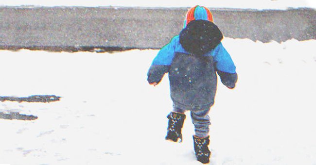 Niño caminando en la nieve | Foto: Shutterstock