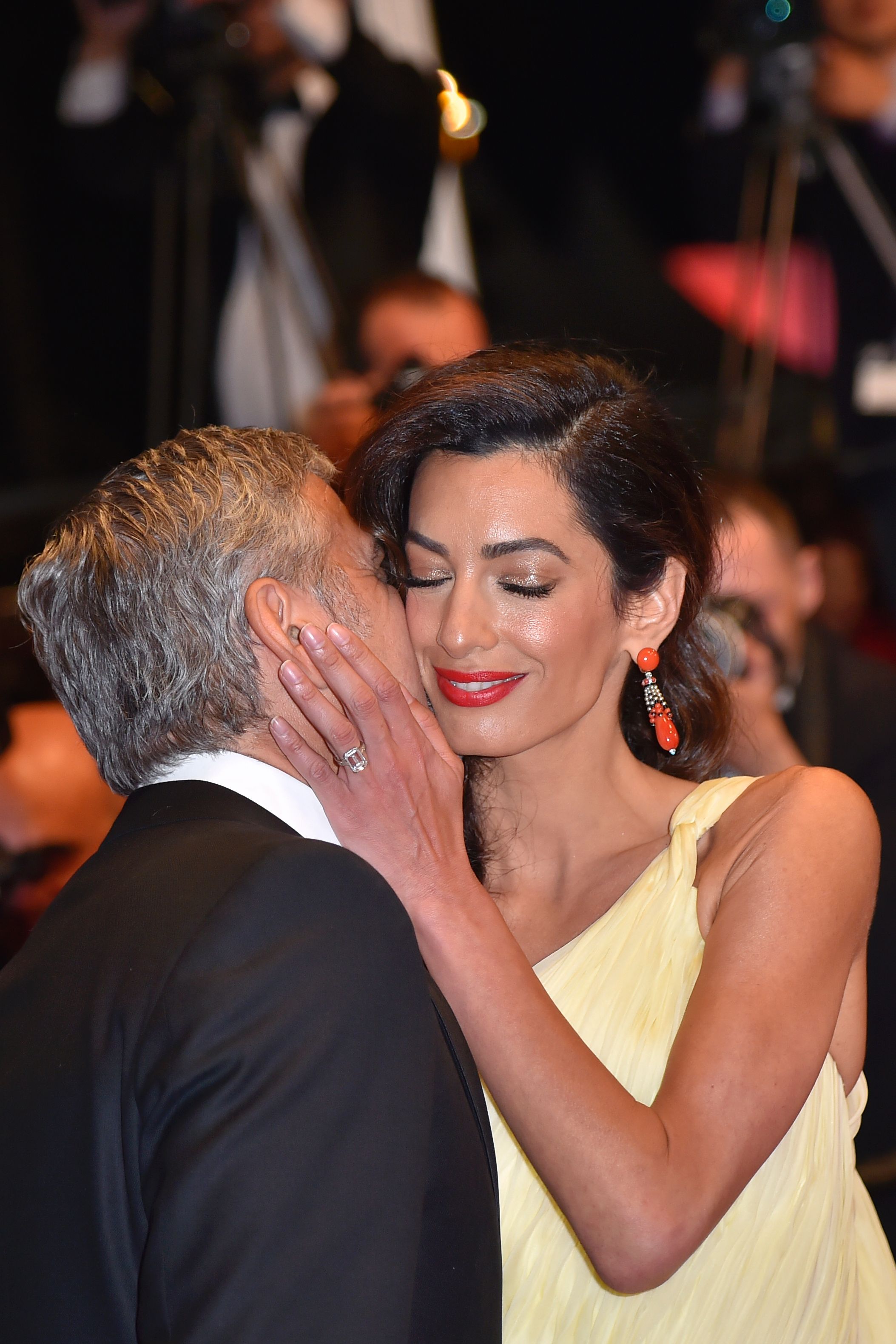George Clooney y su esposa Amal Clooney en la 69ª edición del Festival de Cine de Cannes, en Cannes, sur de Francia, el 12 de mayo de 2016. | Foto: Getty Images