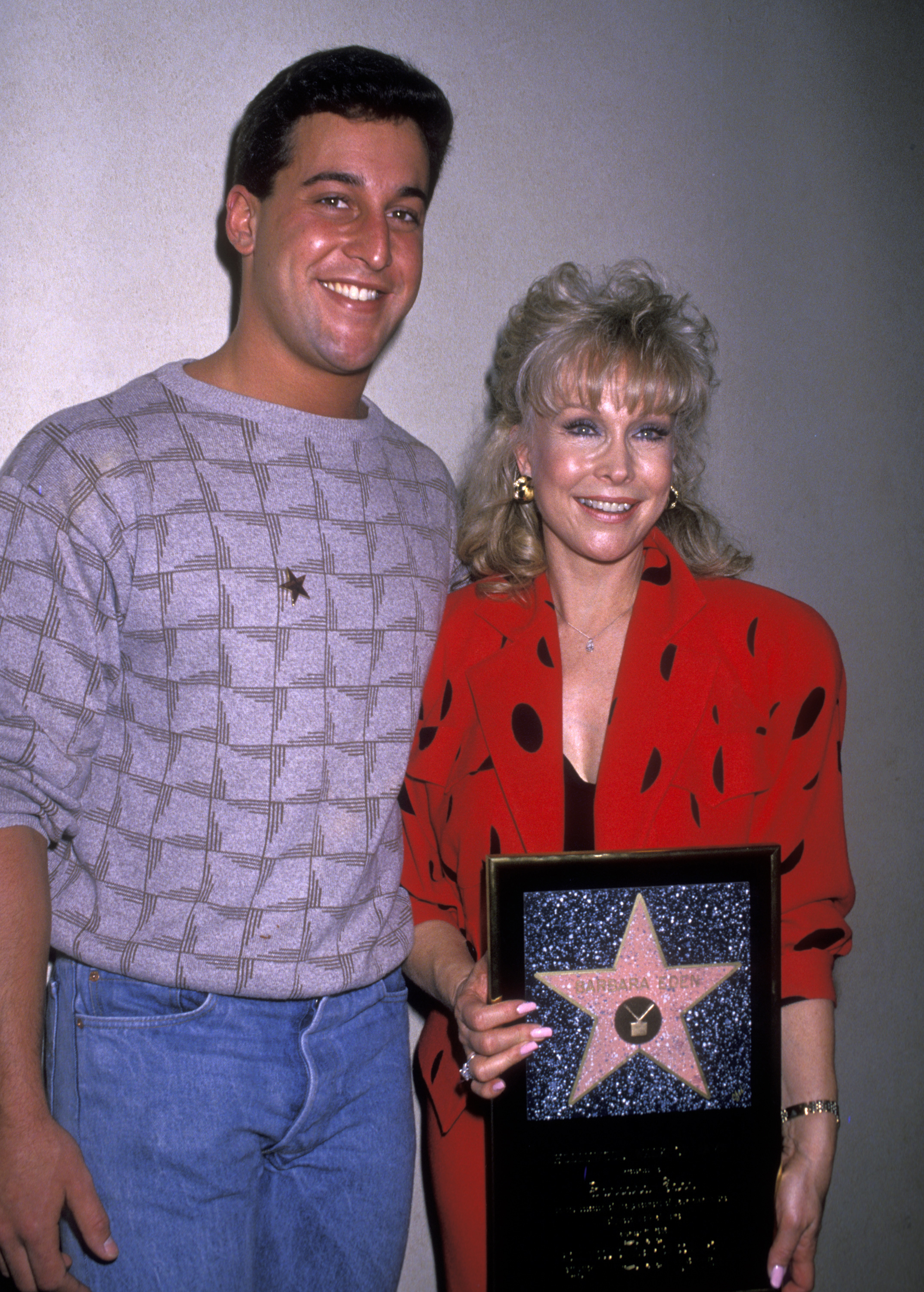 Barbara Eden y Matthew Ansara asisten a la "Ceremonia del Paseo de la Fama de Hollywood en honor a Barbara Eden con una estrella" en Hollywood, California, el 17 de noviembre de 1988. | Fuente: Getty Images