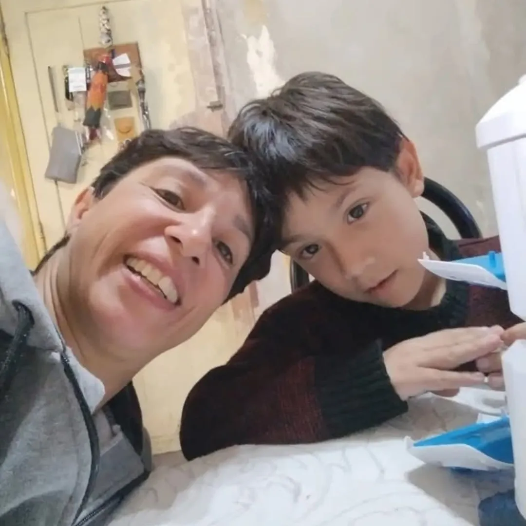 Micaela y su hijo. | Foto: Instagram.com/by_notibera_servicios