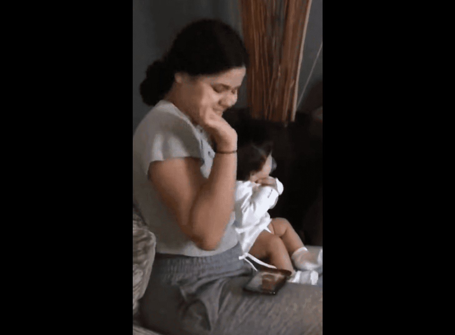 Madre con bebé / Imagen tomada de: Facebook - JD Videos Oficial