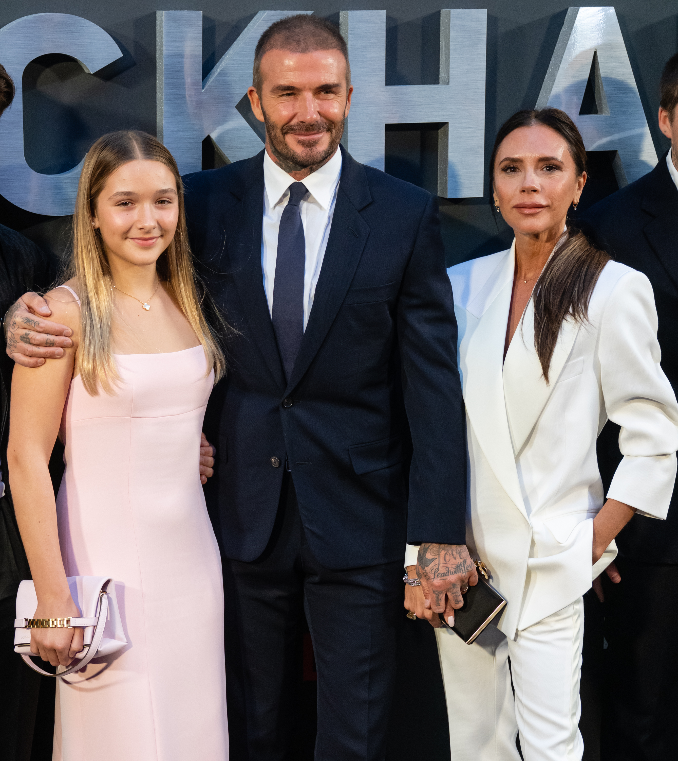 Harper, David y Victoria Beckham en el estreno británico de "Beckham" en Londres, Inglaterra, el 3 de octubre de 2023 | Fuente: Getty Images