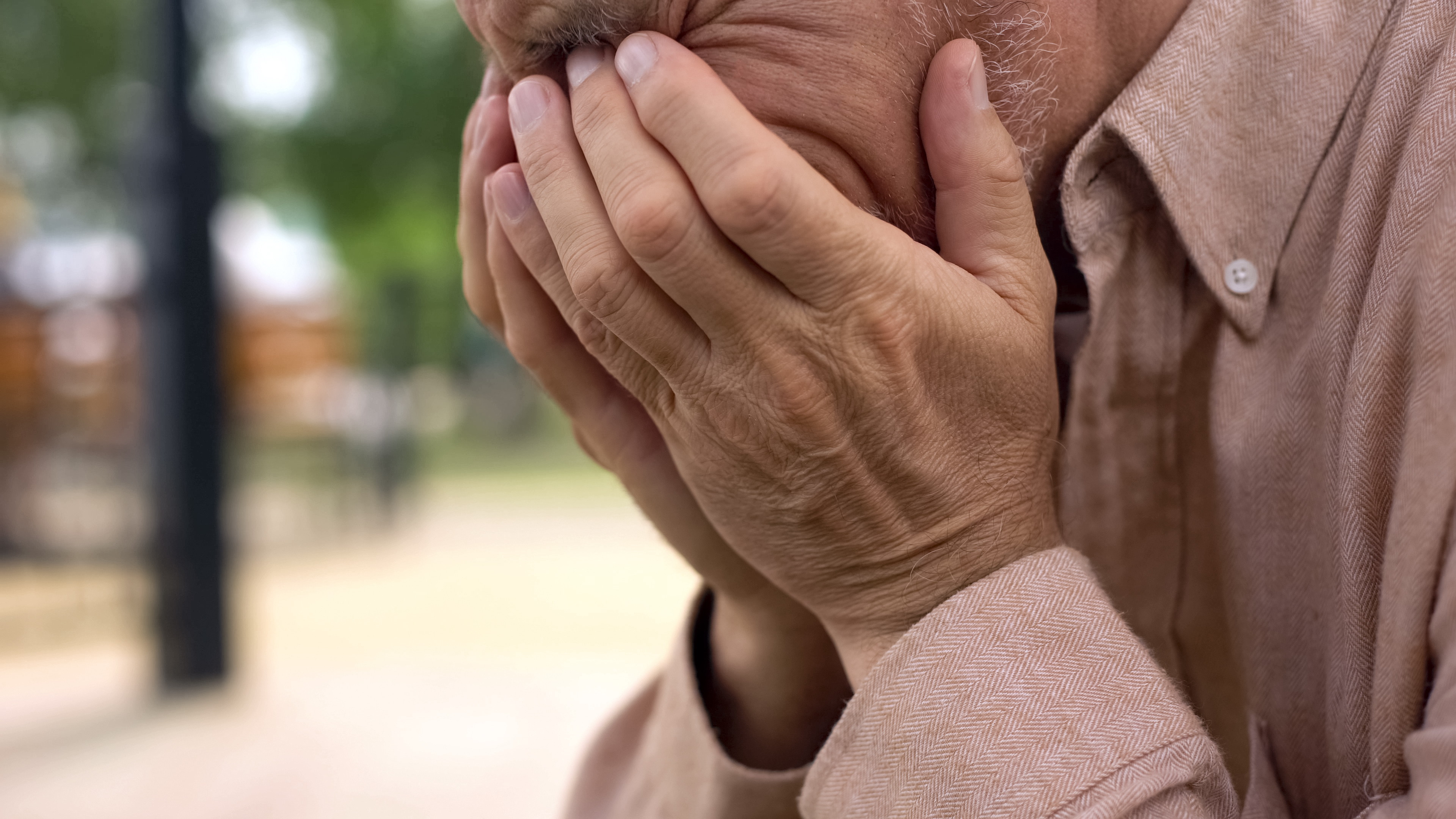 Un hombre llorando | Fuente: Getty Images