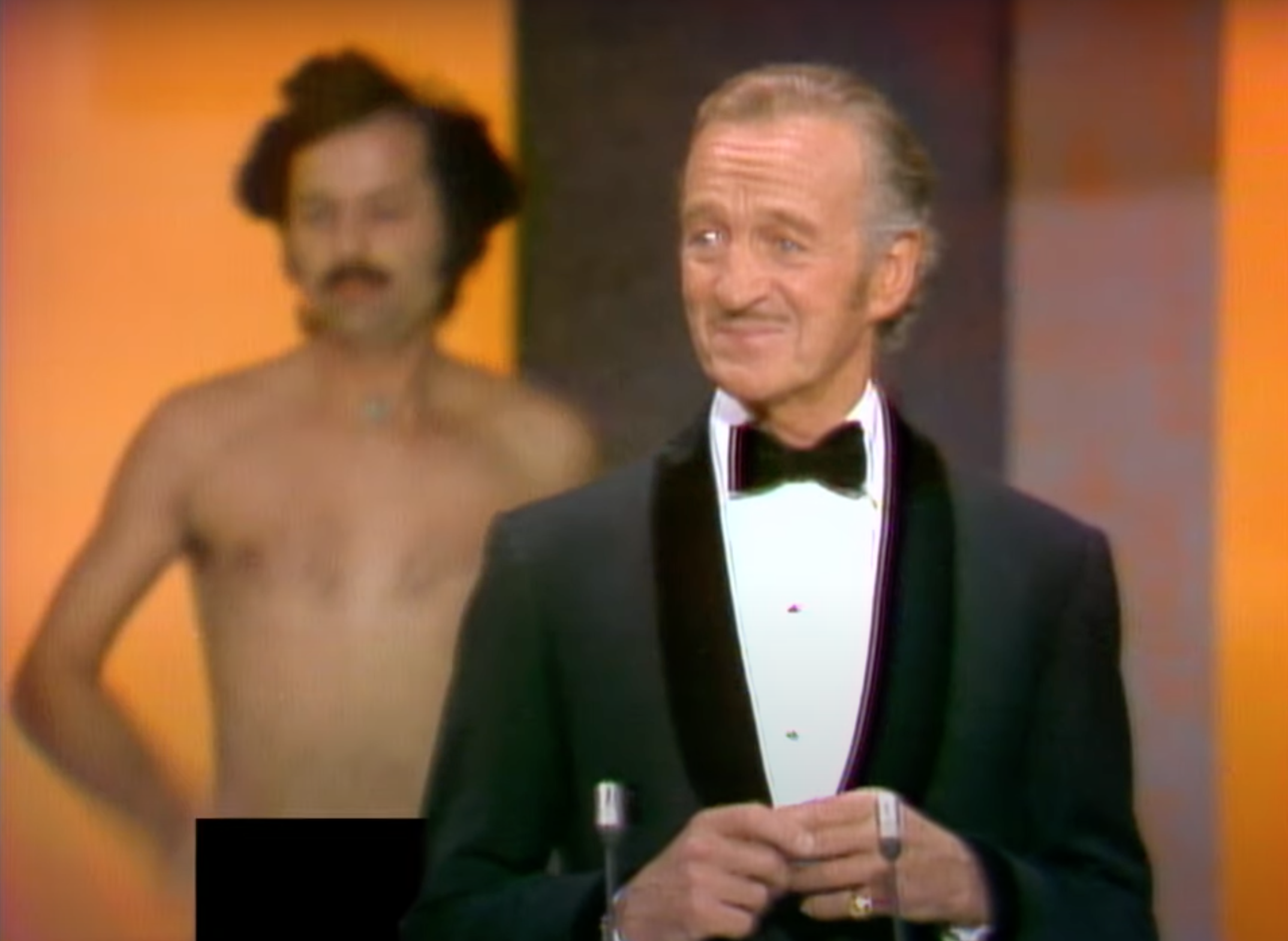 David Nien durante la 46ª edición de los Premios de la Academia en el Dorothy Chandler Pavilion de Los Ángeles, California, el 2 de abril de 1974 | Foto: YouTube/Oscars
