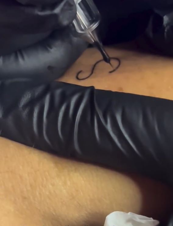 Detalle del tatuaje que se hizo Gustavo Qüerio Hormaechea, la actual pareja de Sofía "Jujuy" Jiménez | Fuente: Instagram/sofijuok