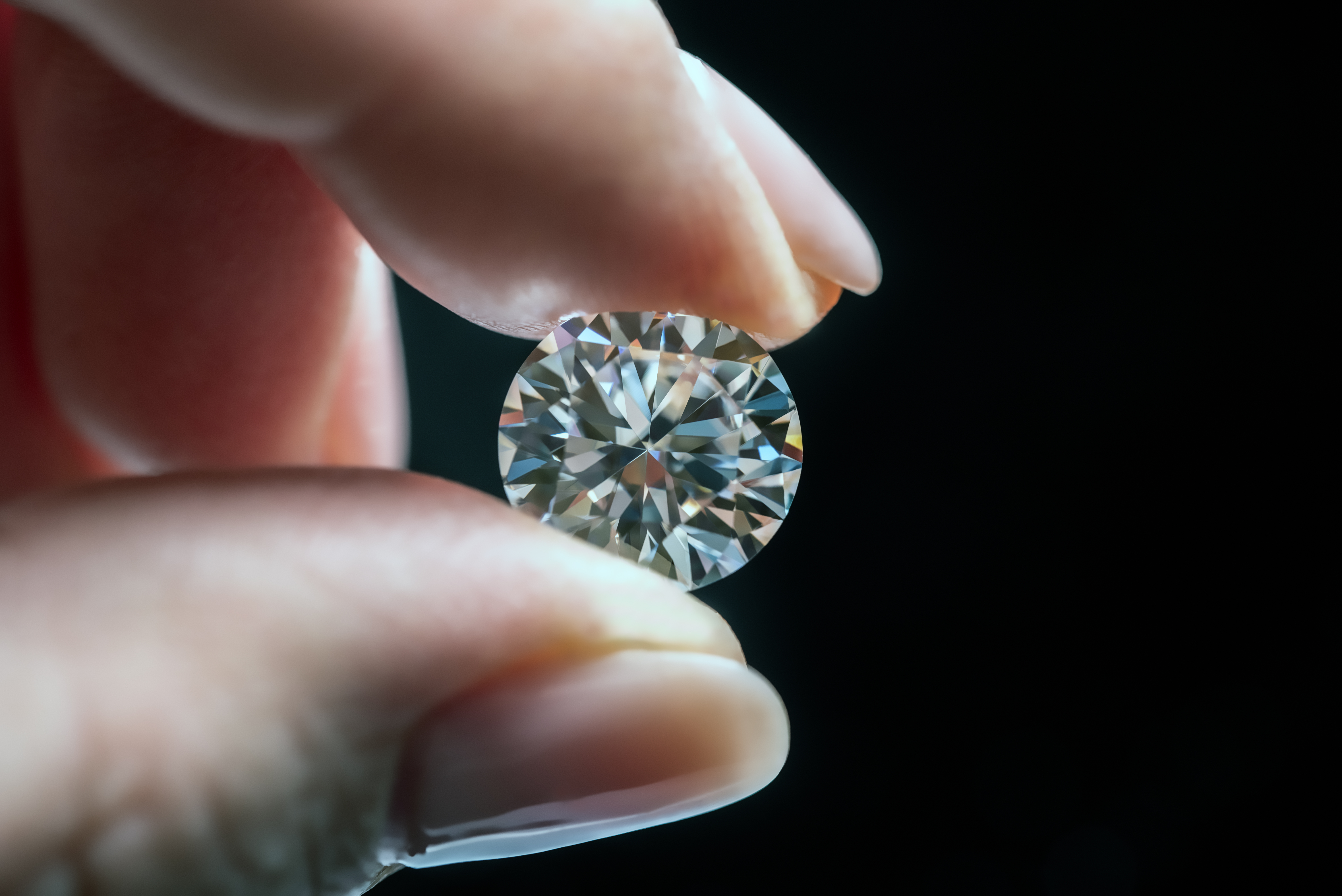 Mano femenina sujetando un diamante | Fuente: Shutterstock.com