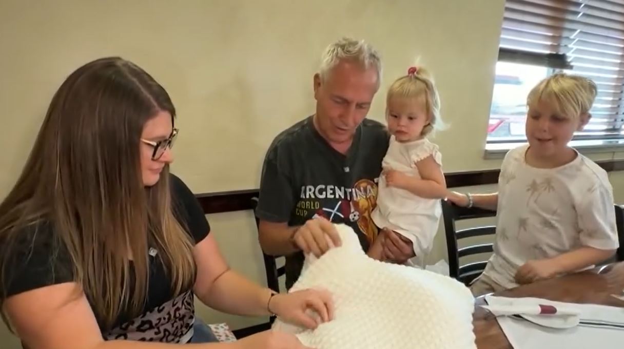 Kasandra le regala una manta hecha por ella misma a Milenka | Fuente: Instagram/marely_ok